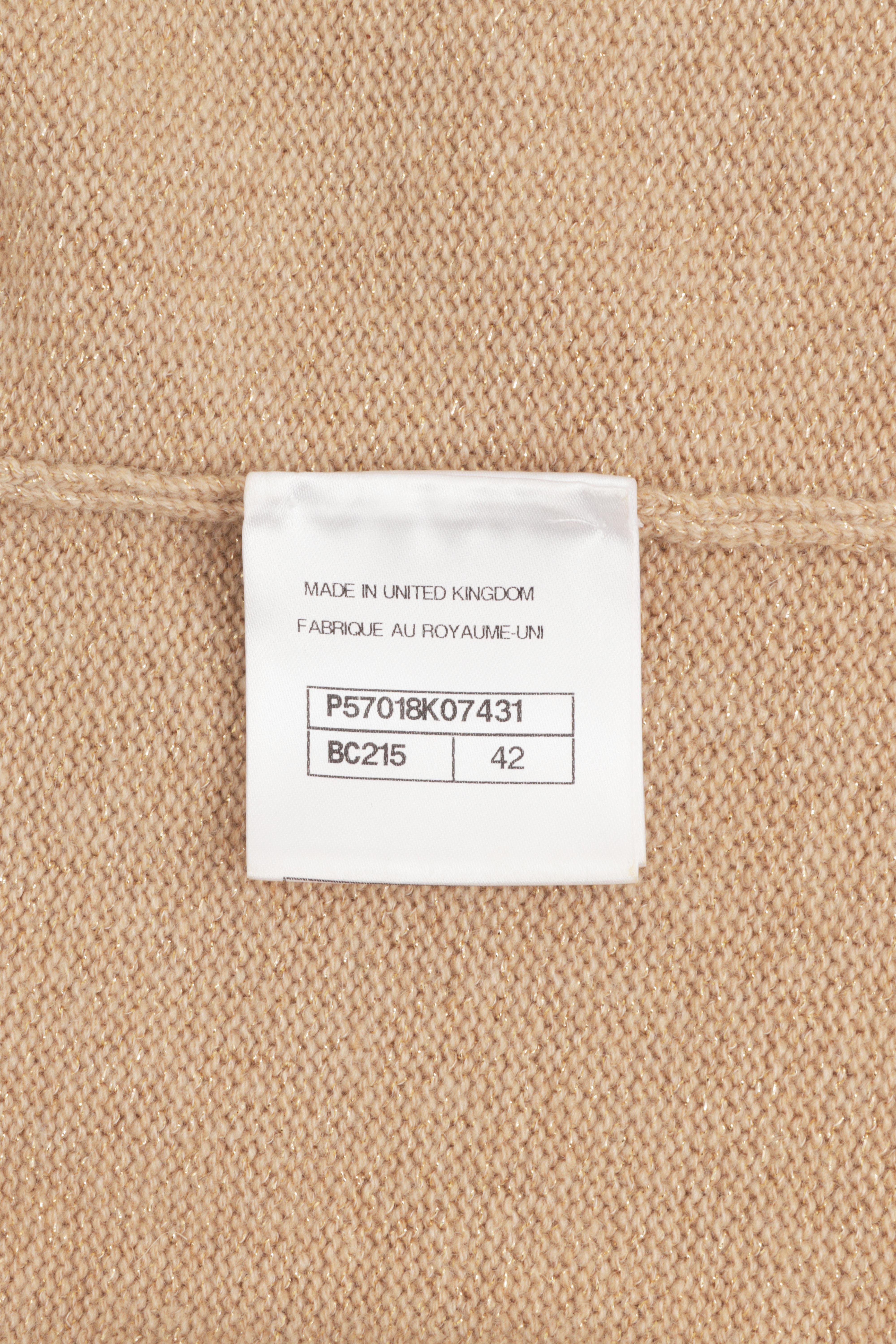 Chanel Short Sleeve Sweater with Back Button Closure in Beige Gold Knit Cashmere en vente 7