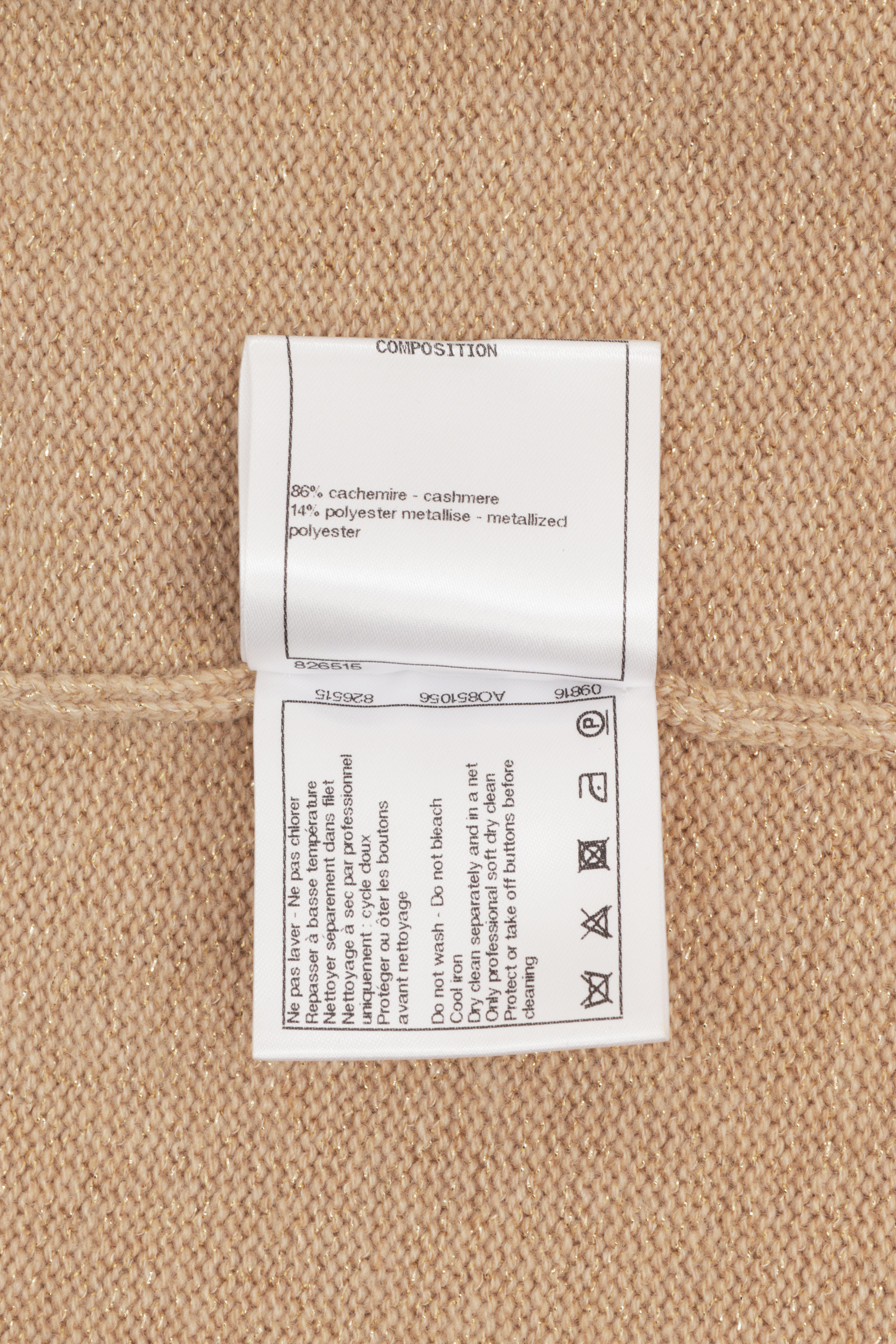 Chanel Short Sleeve Sweater with Back Button Closure in Beige Gold Knit Cashmere en vente 8