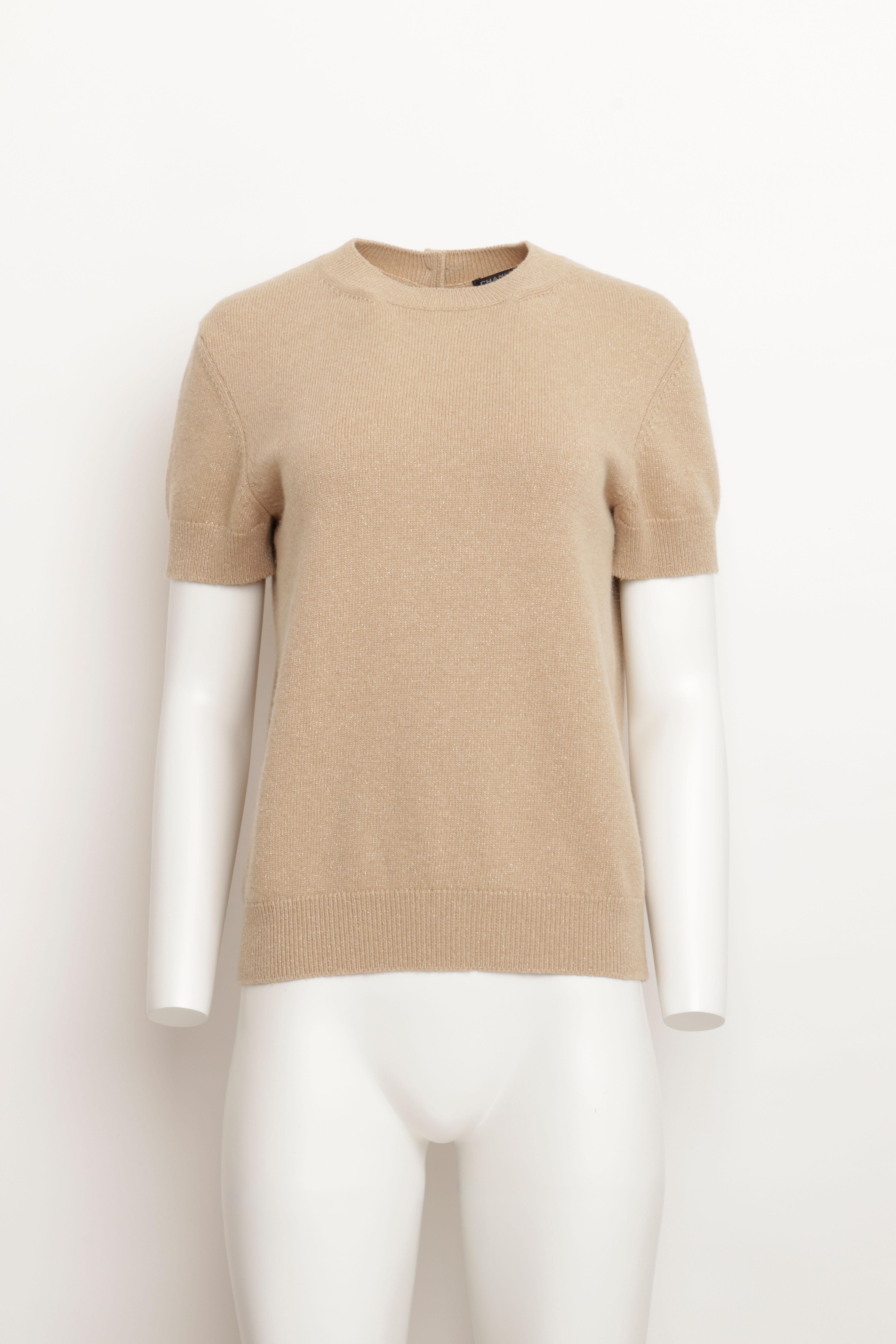 CHANEL PULL-OVER À MANCHES COURTES AVEC FERMETURE À BOUTONS DANS LE DOS EN CACHEMIRE TRICOTÉ BEIGE DORÉ TAILLE 42 FR

Pull à manches courtes et col ras du cou Chanel avec de magnifiques boutons noirs à motif de serrure émaillée. Moucheté d'or sur le