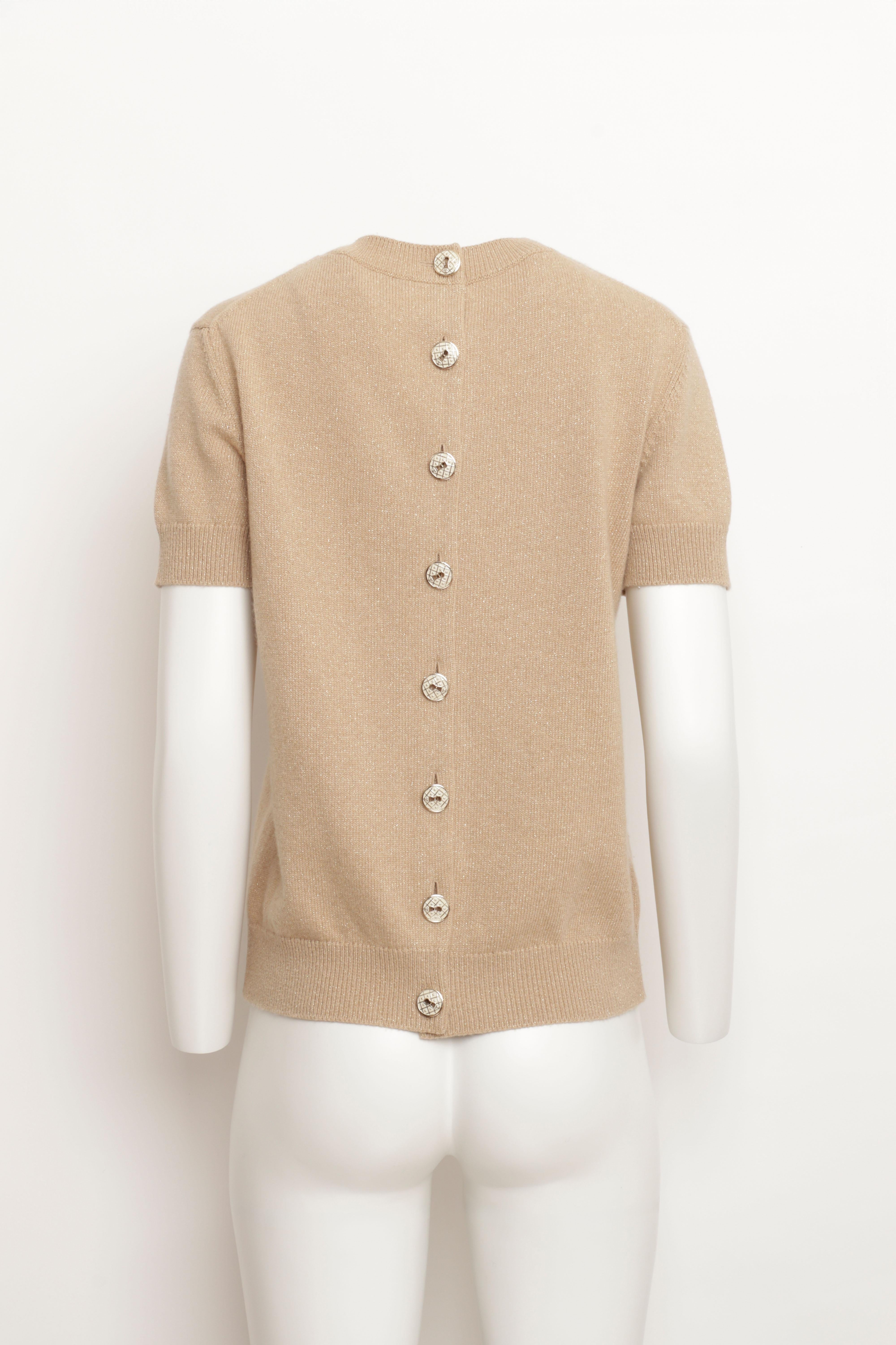 Chanel Short Sleeve Sweater with Back Button Closure in Beige Gold Knit Cashmere Bon état - En vente à London, GB