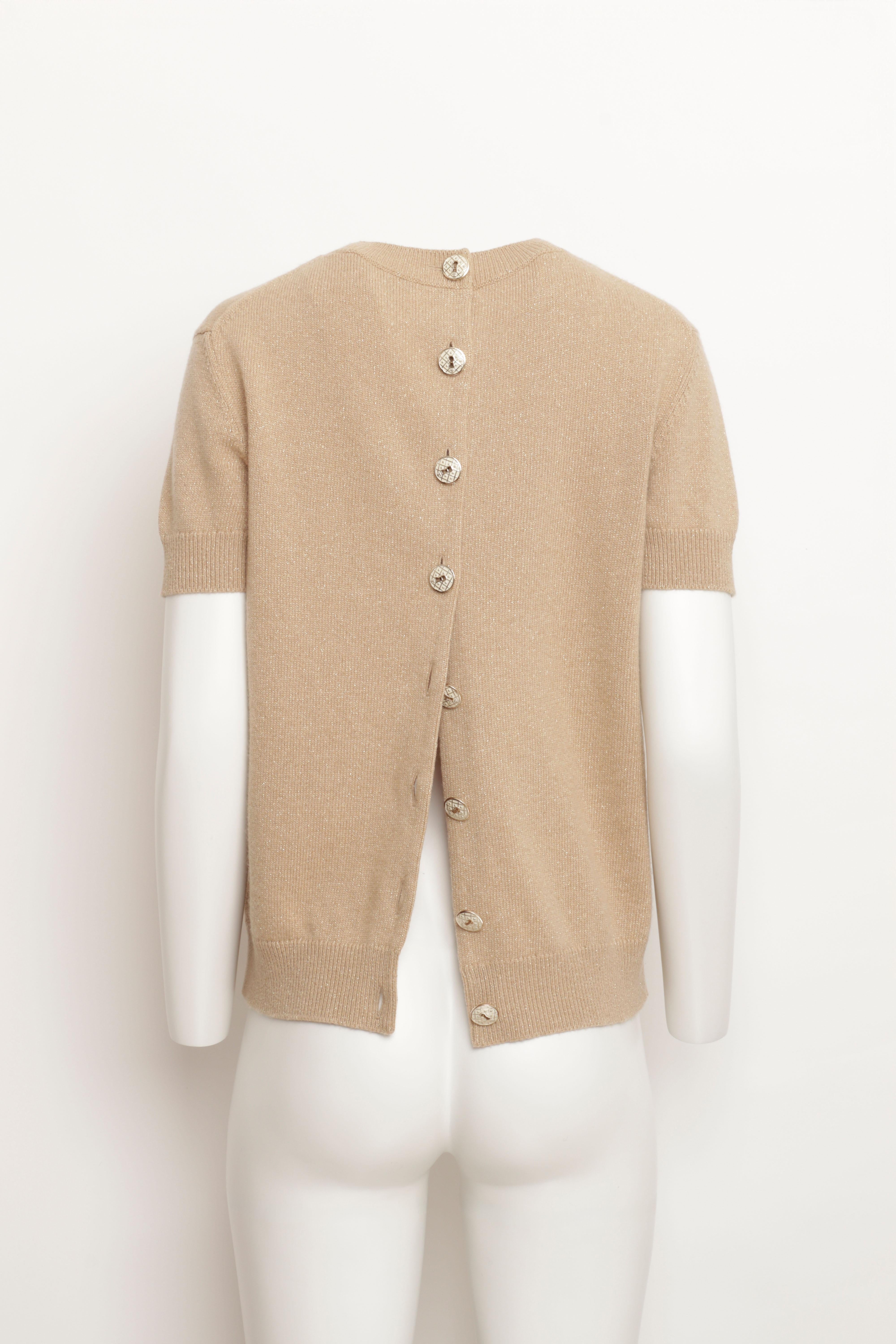 Chanel Short Sleeve Sweater with Back Button Closure in Beige Gold Knit Cashmere Pour femmes en vente