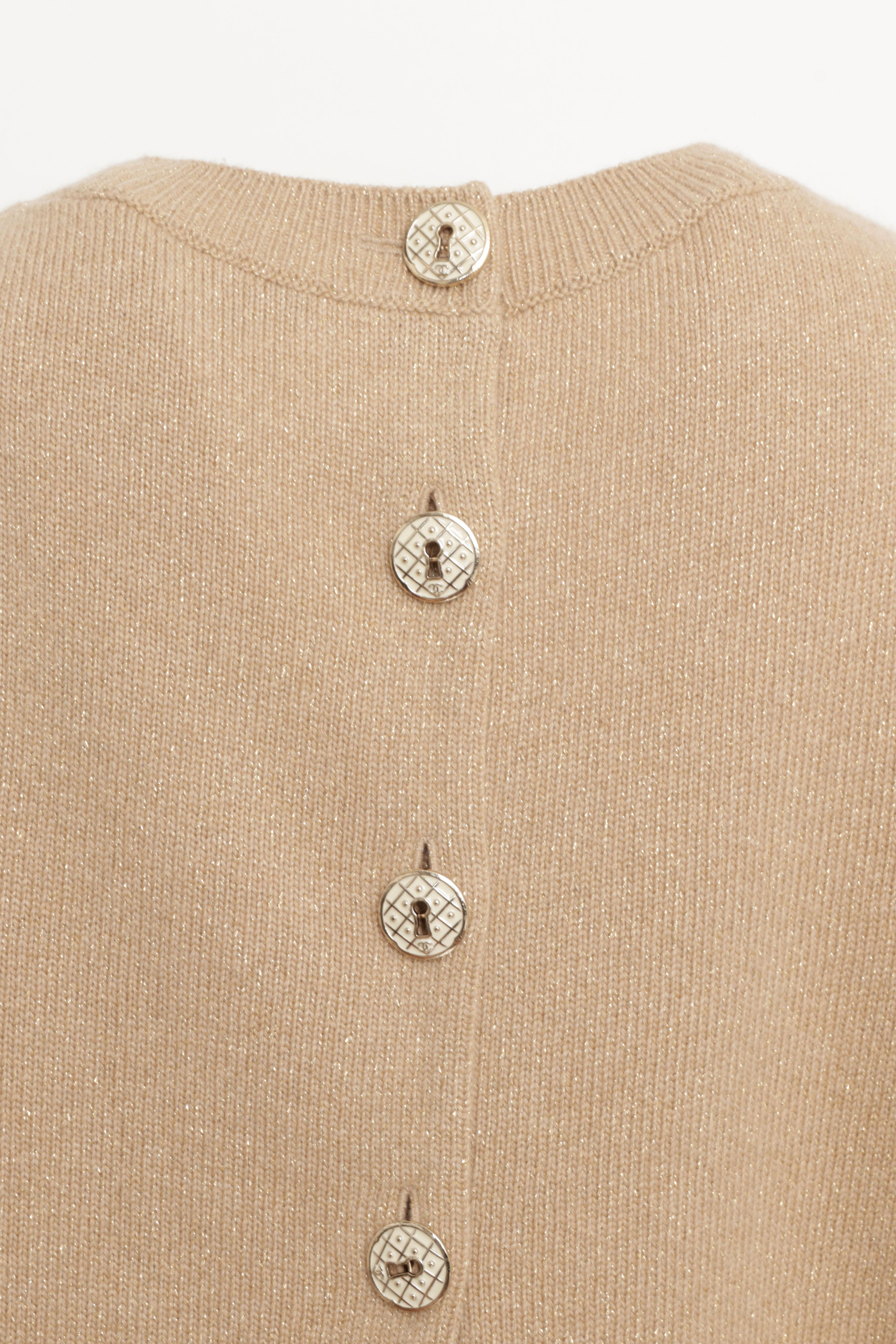 Chanel Short Sleeve Sweater with Back Button Closure in Beige Gold Knit Cashmere en vente 2