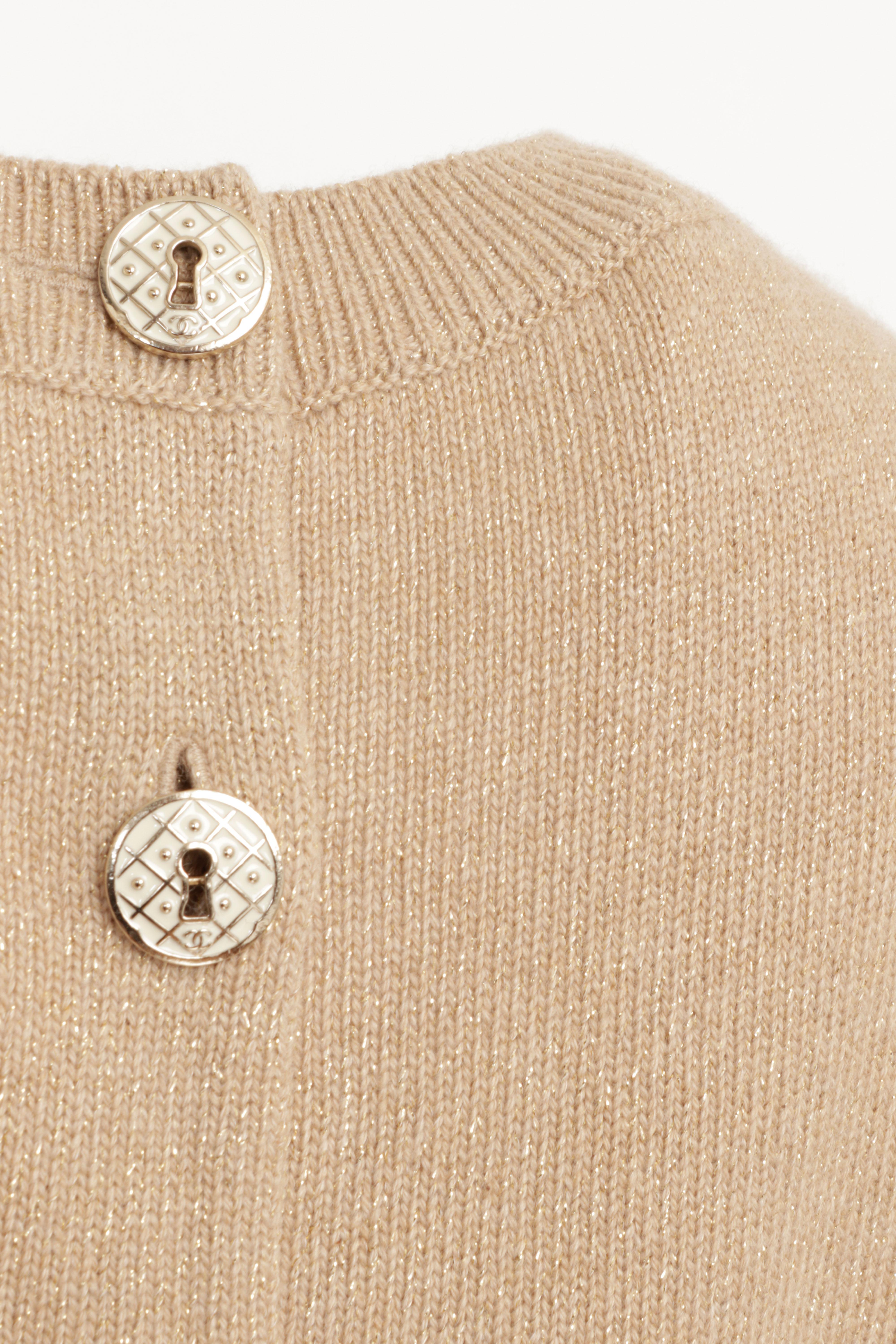 Chanel Short Sleeve Sweater with Back Button Closure in Beige Gold Knit Cashmere en vente 3