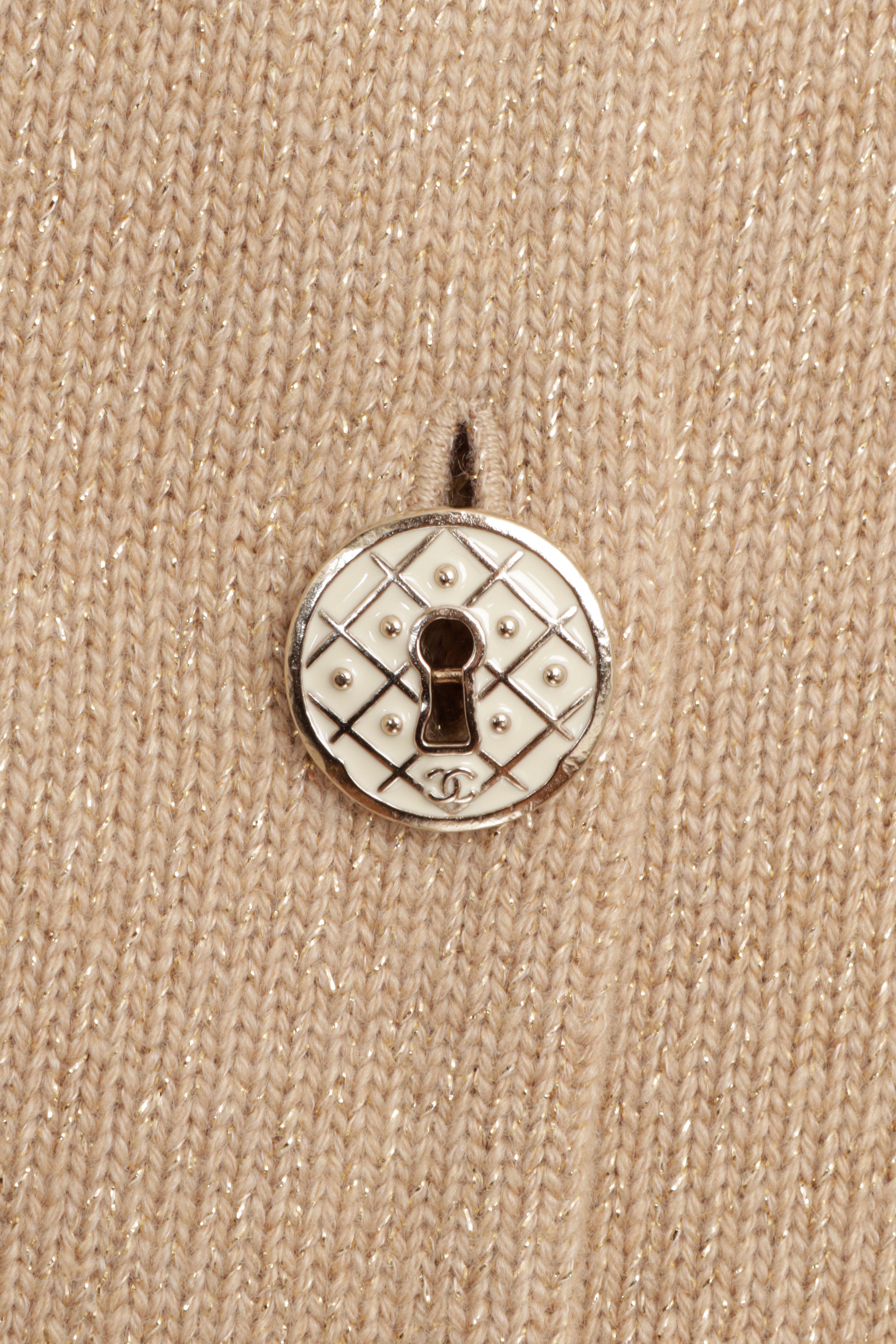 Chanel Short Sleeve Sweater with Back Button Closure in Beige Gold Knit Cashmere en vente 4