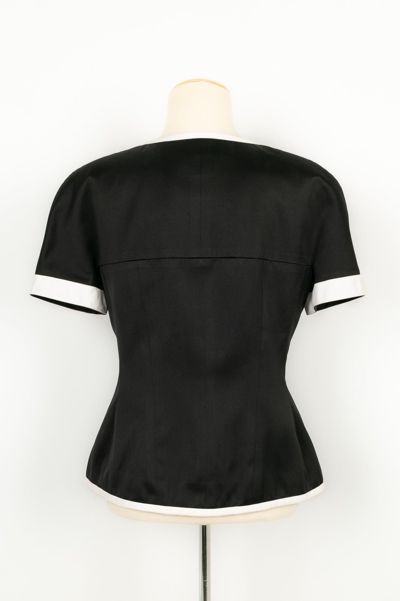 Chanel Short-Sleeved Jacket in Black Satin Edged with White Satin, 1990s In Excellent Condition For Sale In SAINT-OUEN-SUR-SEINE, FR