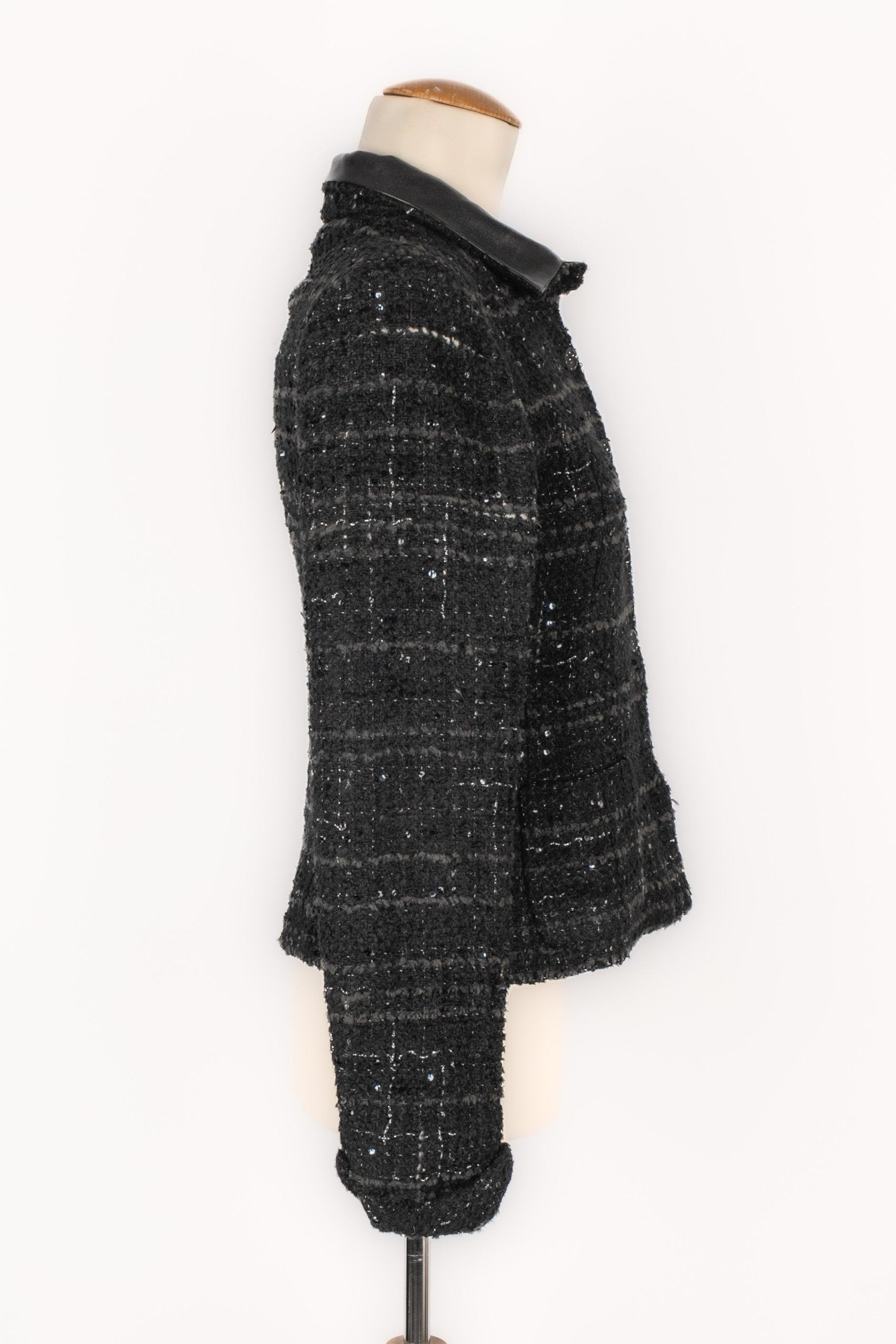 Chanel - (Made in France) Short tweed jacket with a leather collar. Size 38FR indicated. 2002 Fall-Winter Collection, under the artistic direction of Karl Lagerfeld.

Additional information:
Condition: Very good condition
Dimensions: Shoulder width: