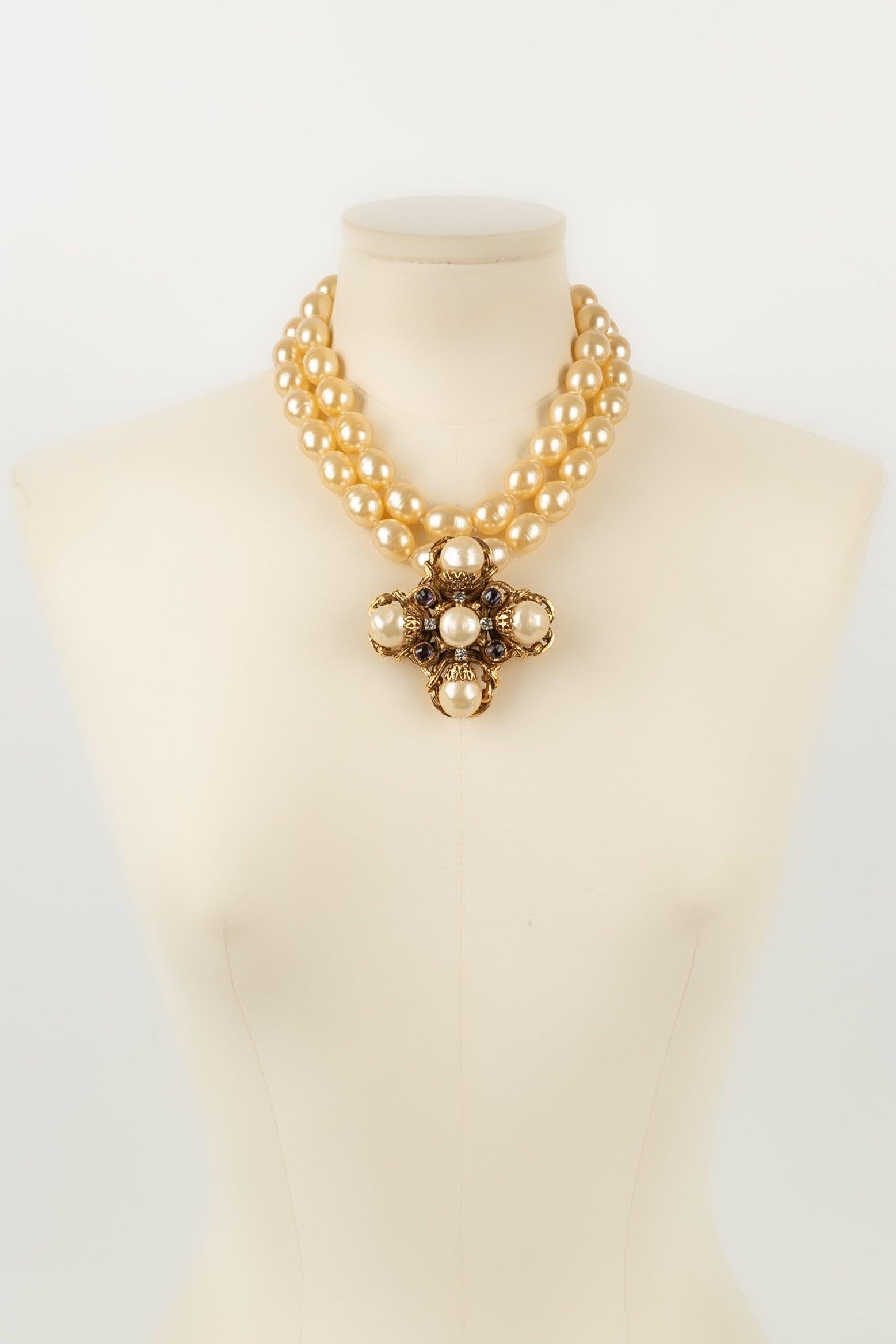 Chanel Short Two-Row Necklace with Pearly Beads In Excellent Condition For Sale In SAINT-OUEN-SUR-SEINE, FR