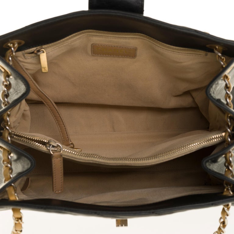 Chanel shoulder bag in black chevron quilted leather, GHW For Sale at ...