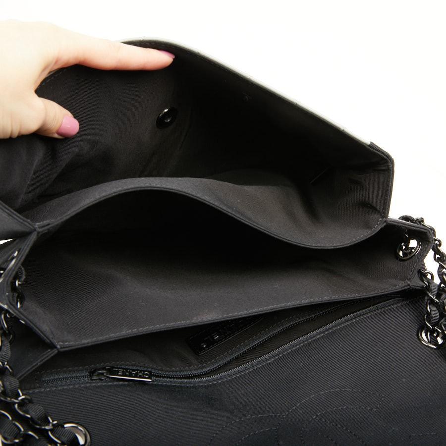 CHANEL Shoulder Bag in Grey Leather Trimmed in Black 7
