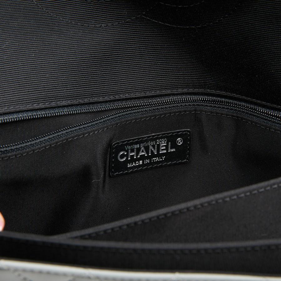 CHANEL Shoulder Bag in Grey Leather Trimmed in Black 8