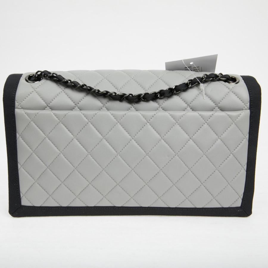CHANEL gray leather bag trimmed in black
Elegant day CHANEL shoulder bag in gray lambskin trimmed with black cotton pique. It has never been worn.
The hardware is black black 