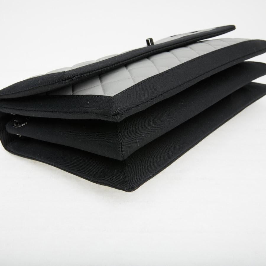 CHANEL Shoulder Bag in Grey Leather Trimmed in Black 3