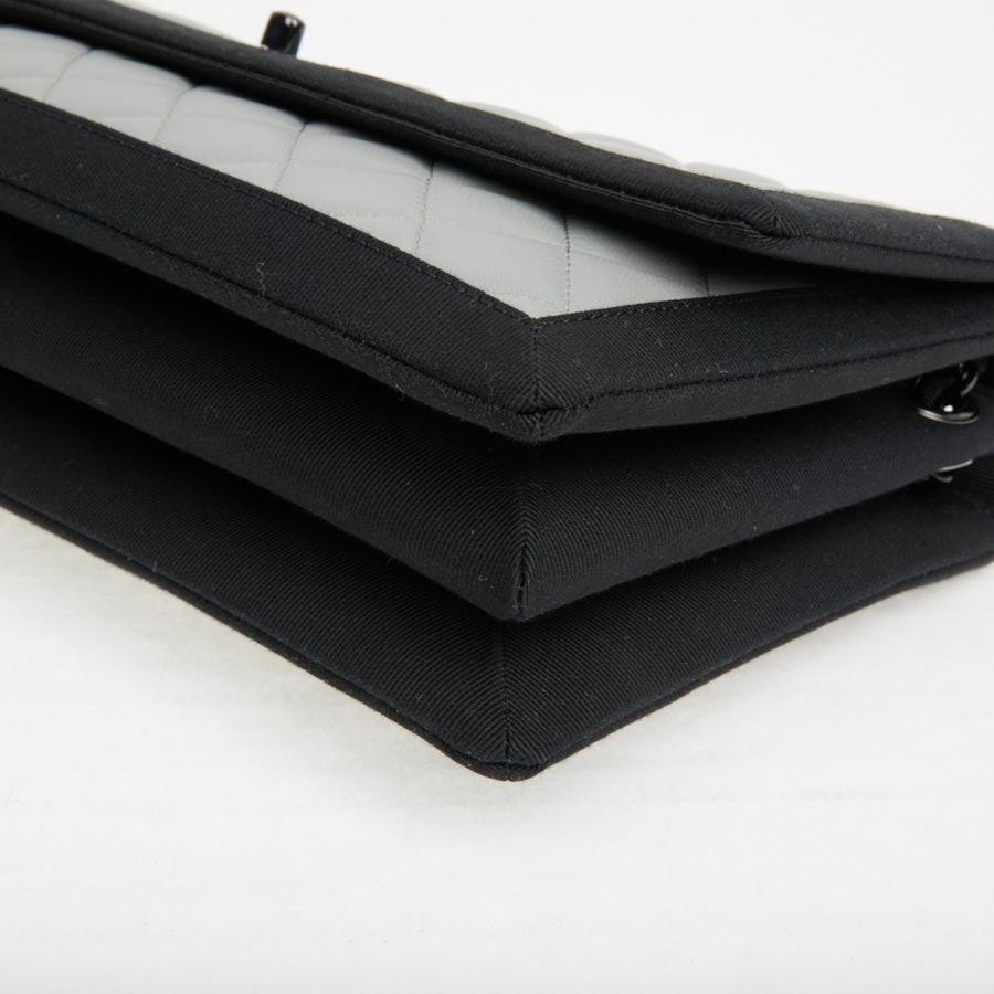 CHANEL Shoulder Bag in Grey Leather Trimmed in Black 5
