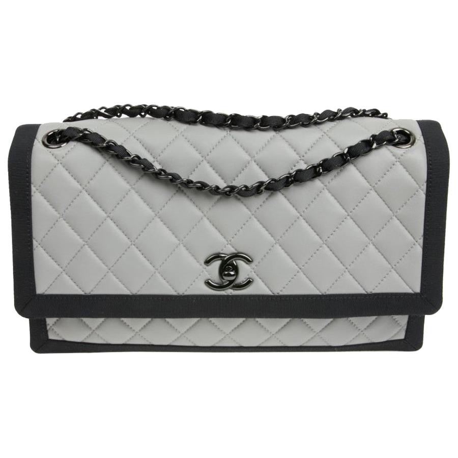 CHANEL Shoulder Bag in Grey Leather Trimmed in Black