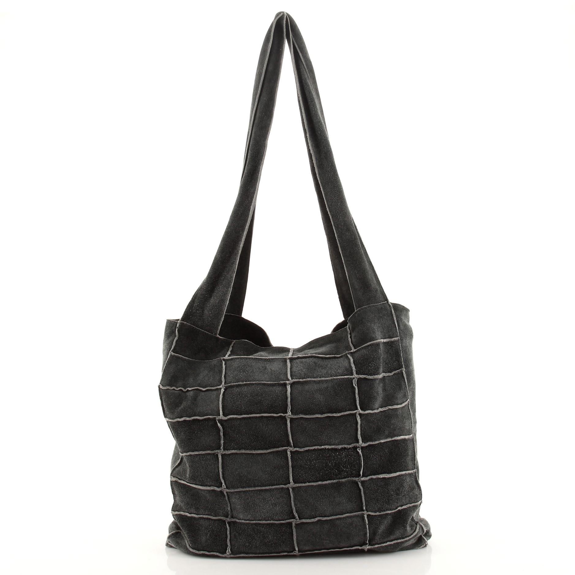 Chanel Umhängetasche aus Wildleder mit Patchwork Medium im Zustand „Gut“ in NY, NY