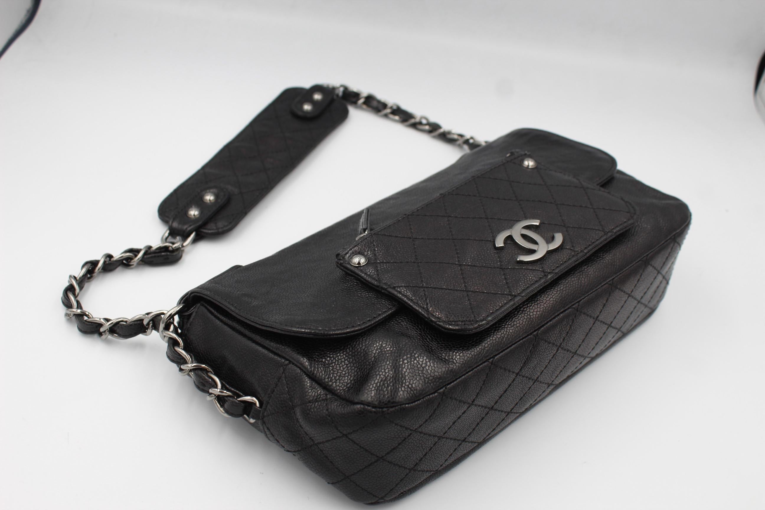 Really nice Chanel shoulder bag in grained black leather and silver hardware.

 Really good condition almost no sign of use. 

Size 26x16 cm. 

Hologram but no card.