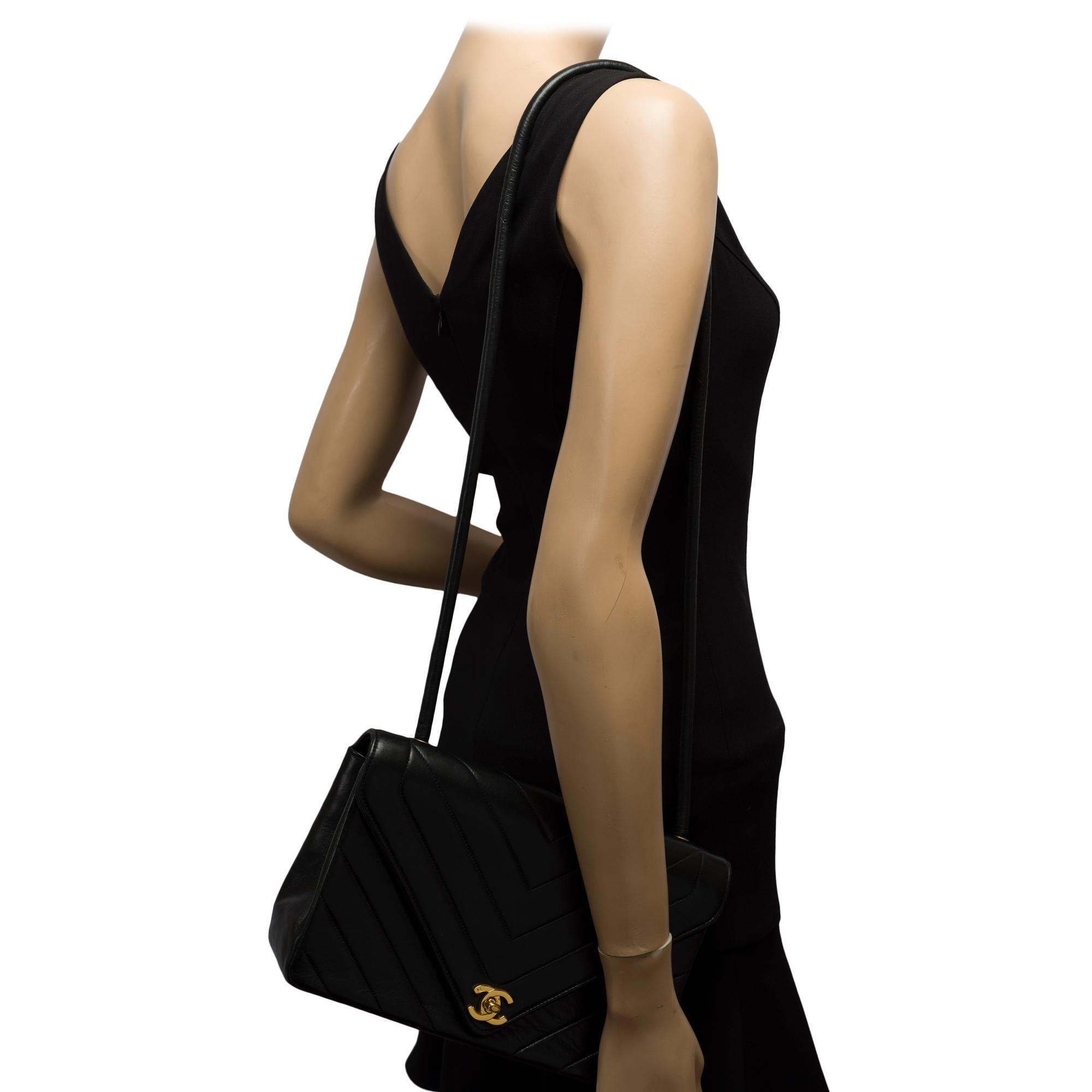 Chanel shoulder Flap bag in Black Chevron Quilted leather, GHW For Sale 7
