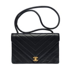 Chanel shoulder Flap bag in Black Chevron Quilted leather, GHW