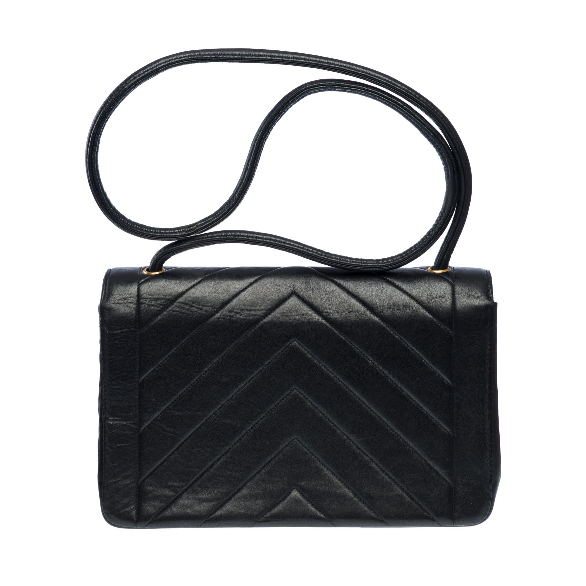 Chanel shoulder Flap bag in Black Chevron Quilted leather, GHW In Good Condition For Sale In Paris, IDF
