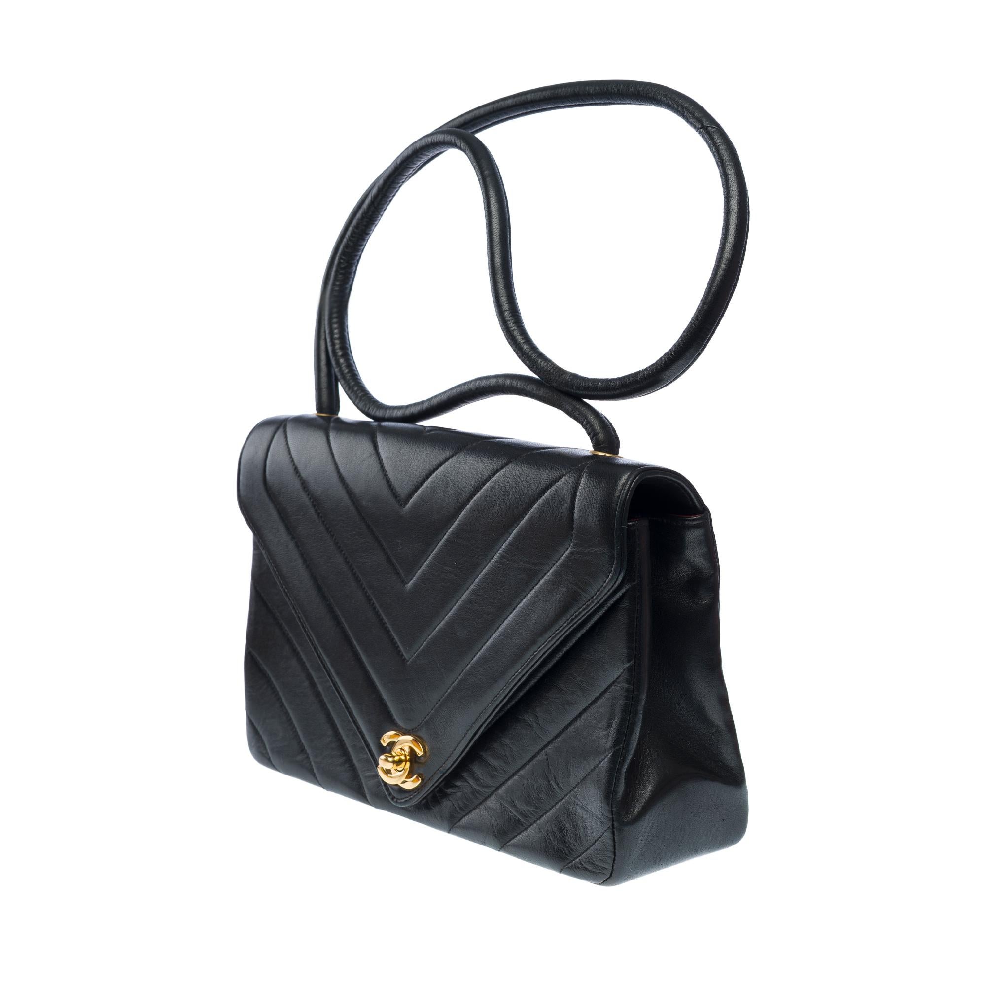 Women's Chanel shoulder Flap bag in Black Chevron Quilted leather, GHW For Sale