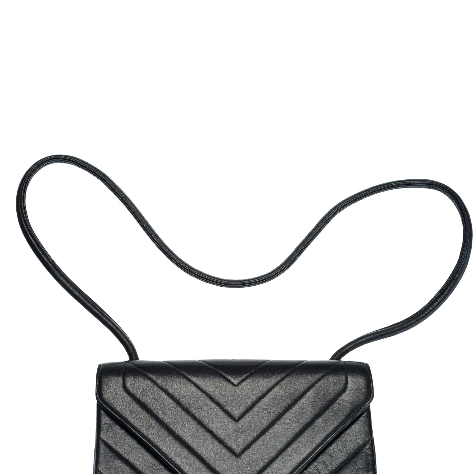 Chanel shoulder Flap bag in Black Chevron Quilted leather, GHW For Sale 4