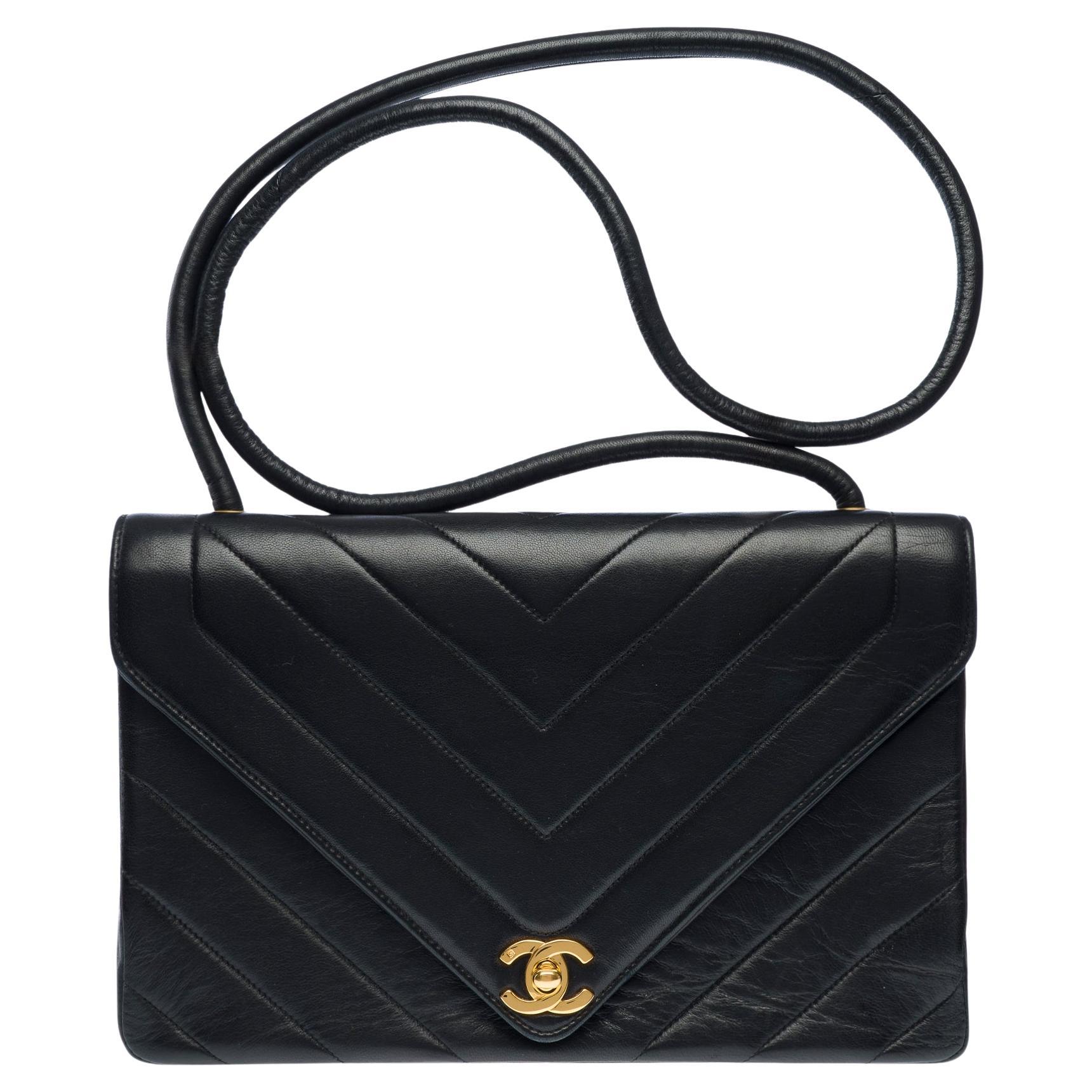 Chanel shoulder Flap bag in Black Chevron Quilted leather, GHW For Sale