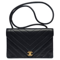Chanel shoulder Flap bag in Black Chevron Quilted leather, GHW