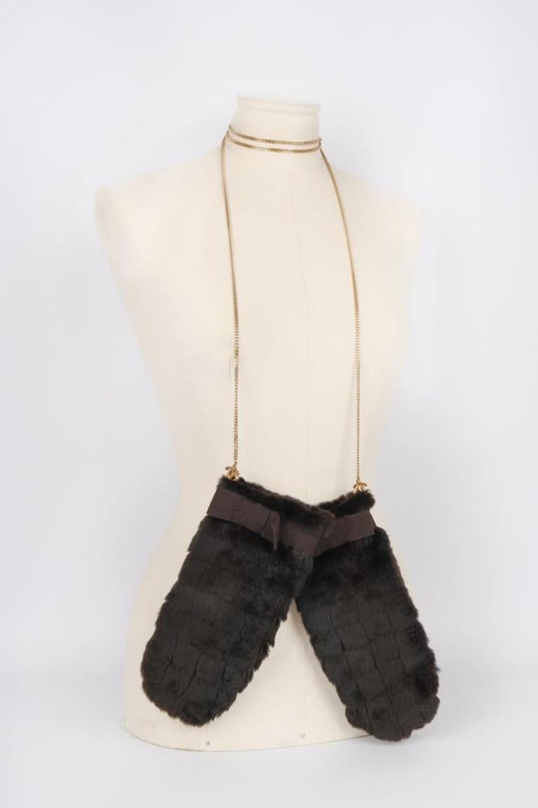 Chanel - (Made in Belgium) Siberian mink fur mittens. No size indicated, it fits a size 7. Collection Prêt-à-Porter Automne-Hiver 2003.

Additional information:
Condition: Very good condition
Dimensions: Size 7

Seller Reference: ACC127