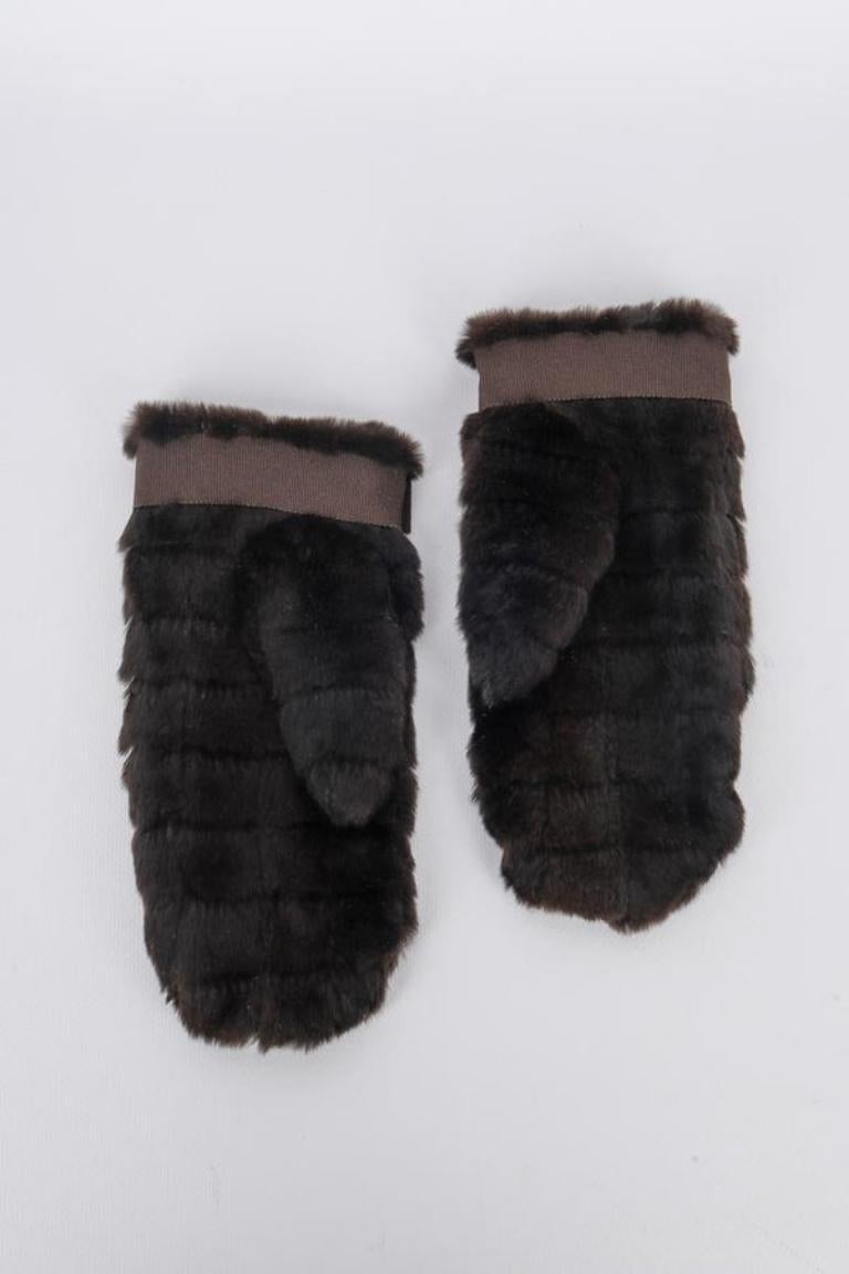 Chanel Siberian Mink Fur Mittens/Gloves In Excellent Condition In SAINT-OUEN-SUR-SEINE, FR