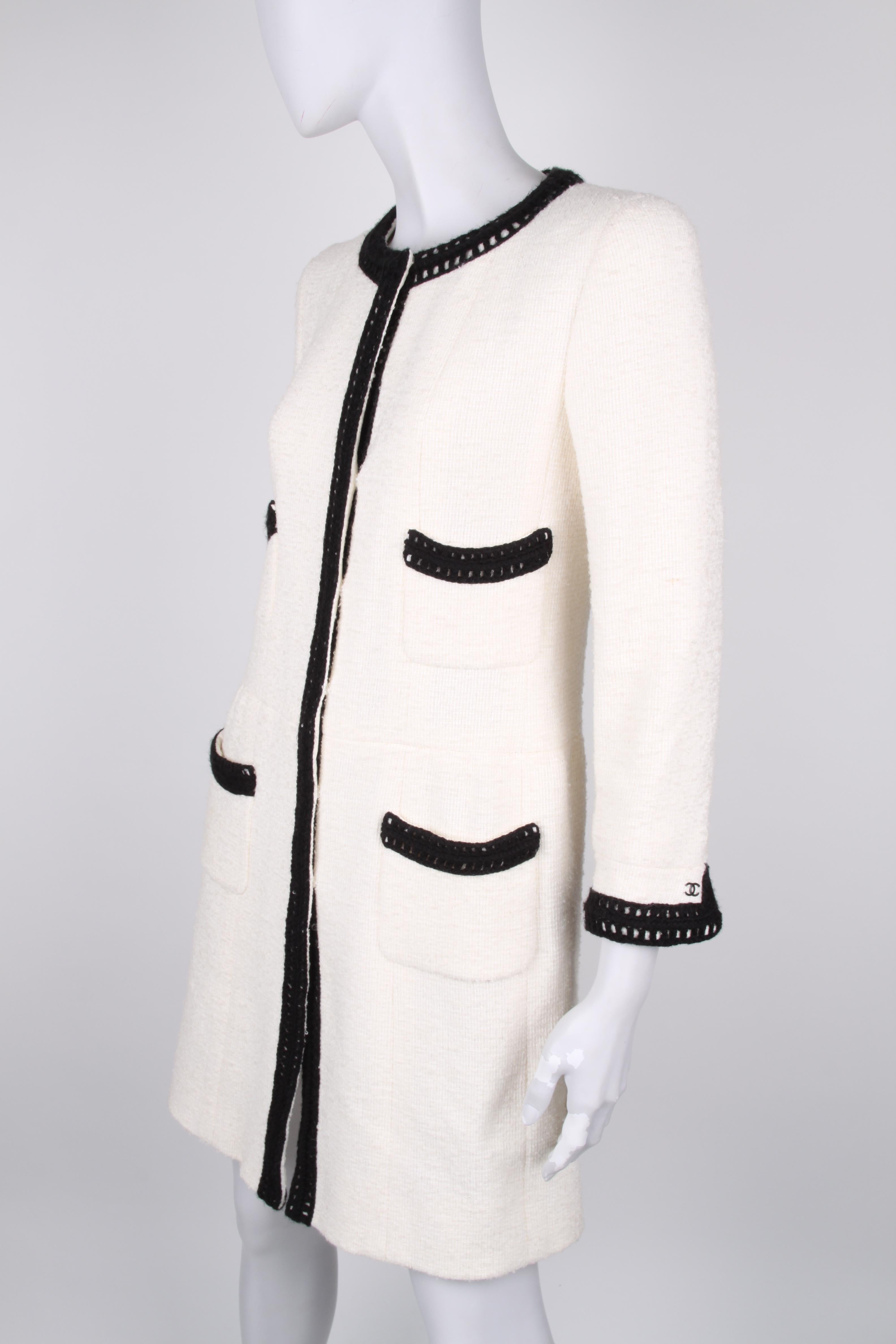 Chanel Signature Bouclé Tweed Black and White Trim Long Coat im Zustand „Hervorragend“ im Angebot in Baarn, NL