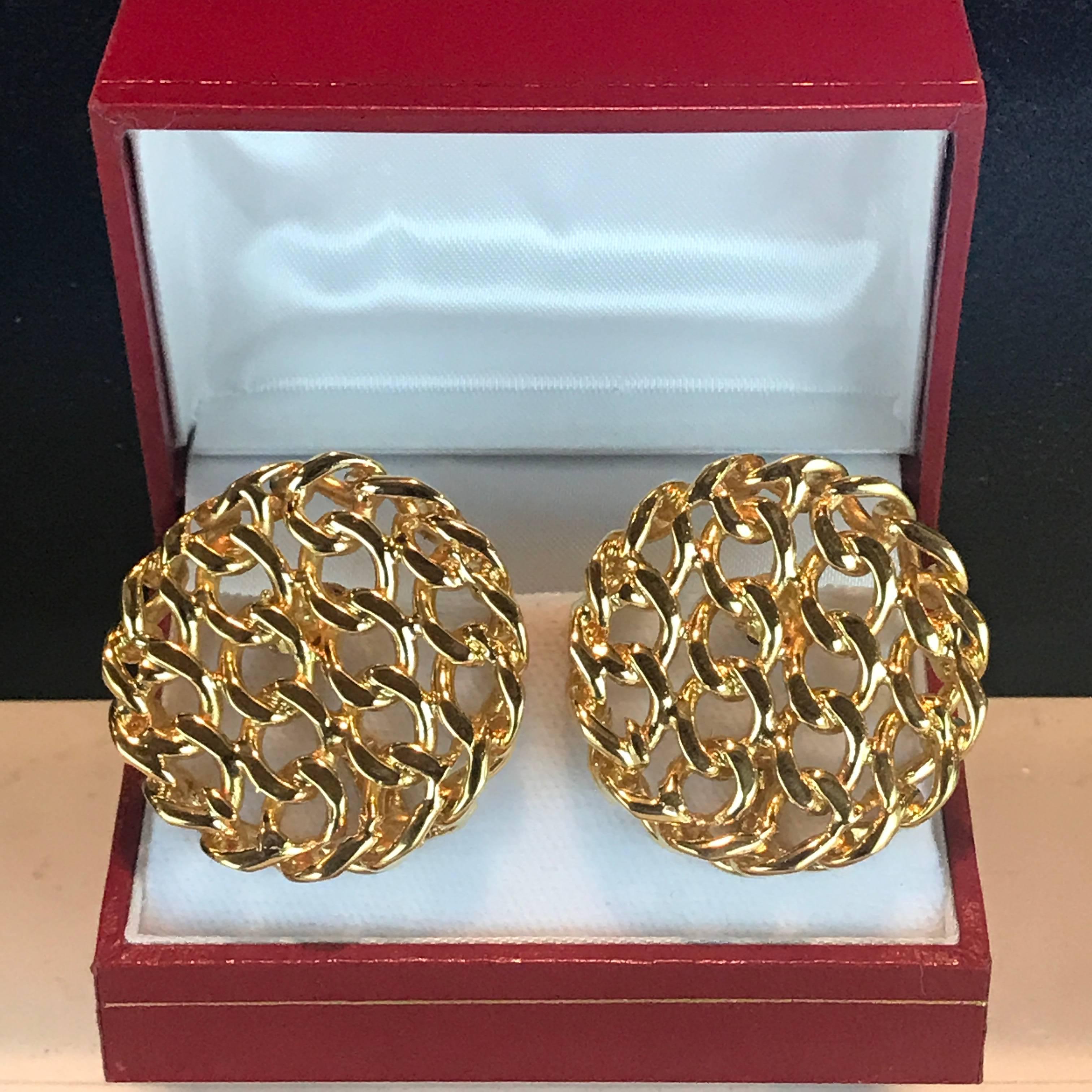 Chanel signature chain link earrings
Made in: France
Color: Gold
Materials: Gold plate
Closure: Clip back closure
Stamp: Chanel
Overall condition: Very good pre-owned condition
Includes: Chanel box
Measurements: 1.25