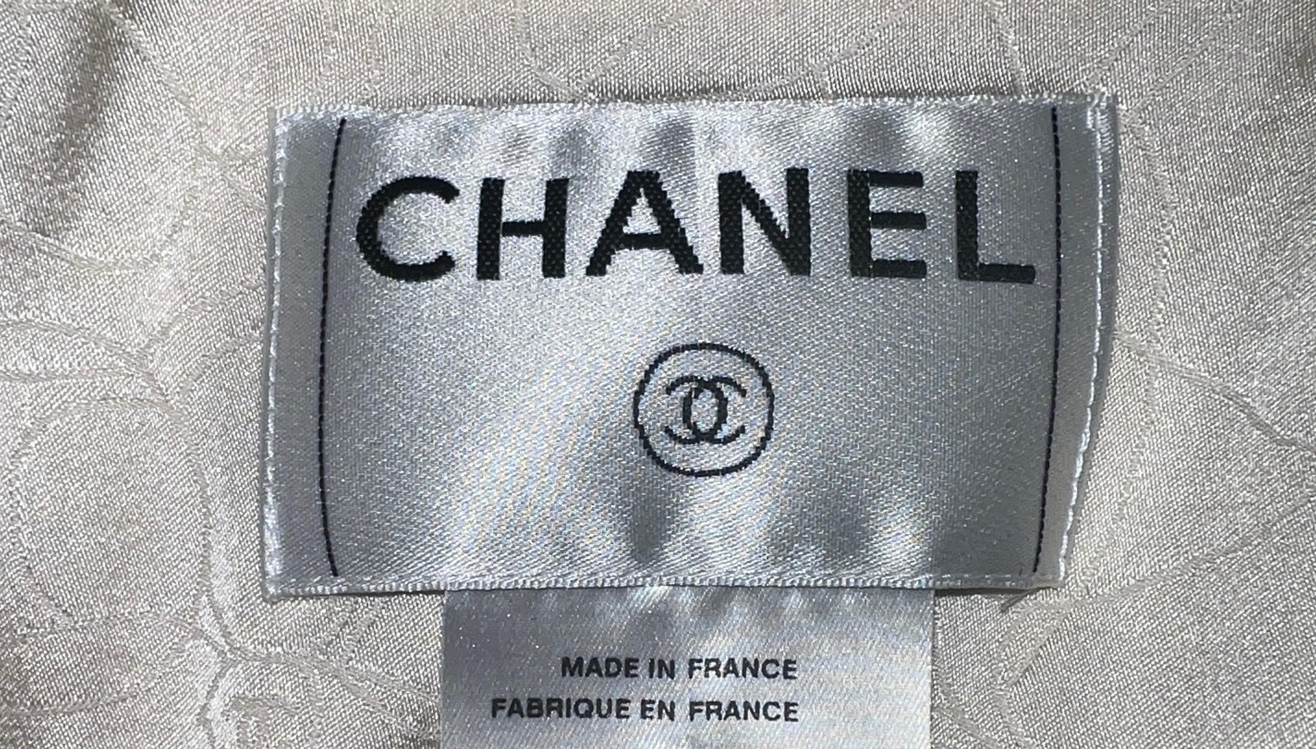 CHANEL Signature Monochrome Bi-Color Tweed Jacket Blazer 38 For Sale 5