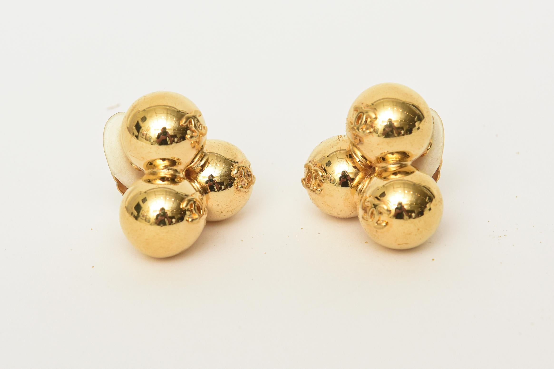 Chanel Signierte 3 Logo CC Cluster Kugelkugelklammer Clip auf vergoldeten Ohrringen 90er Jahre (Moderne) im Angebot