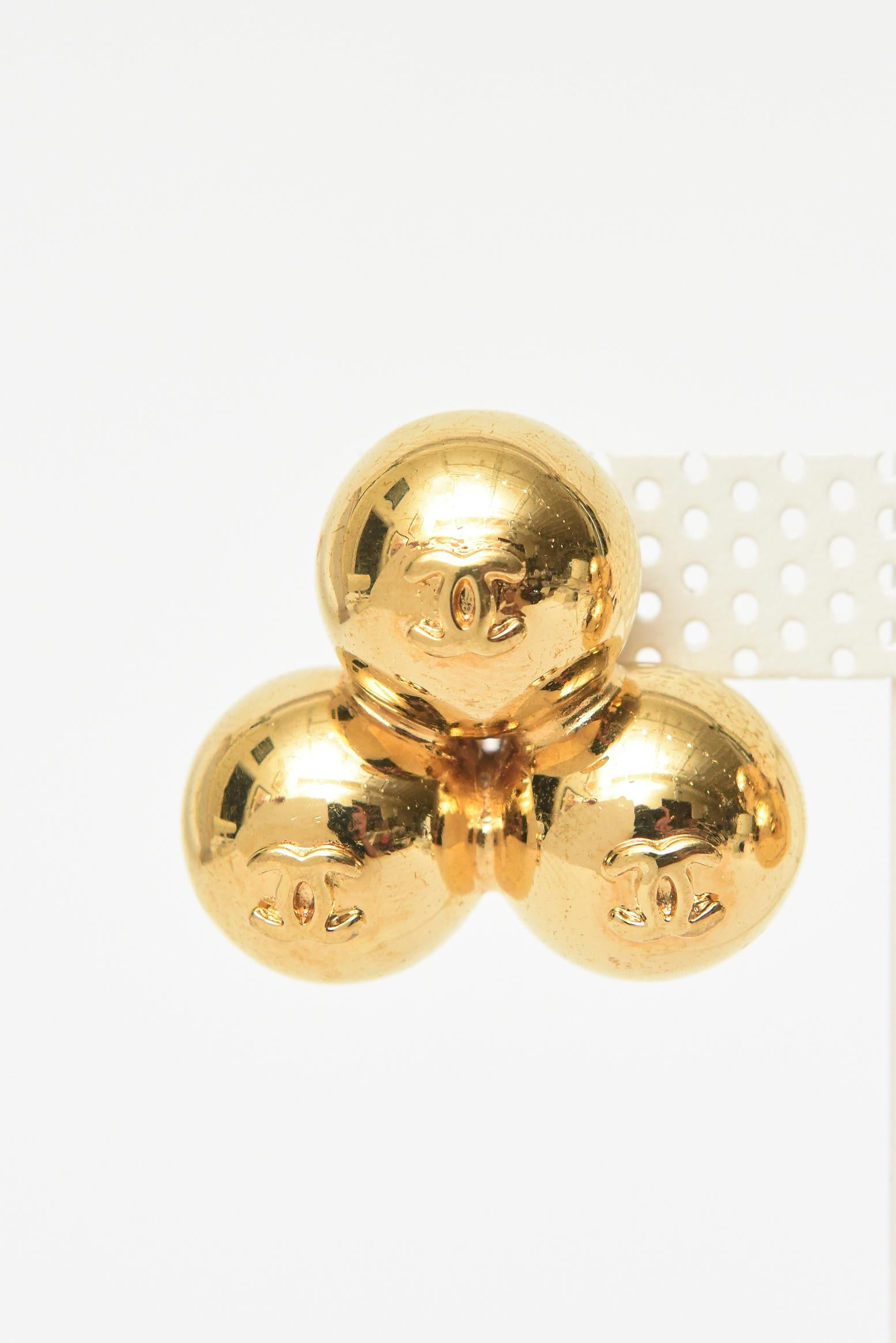 Chanel Signierte 3 Logo CC Cluster Kugelkugelklammer Clip auf vergoldeten Ohrringen 90er Jahre im Zustand „Gut“ im Angebot in North Miami, FL