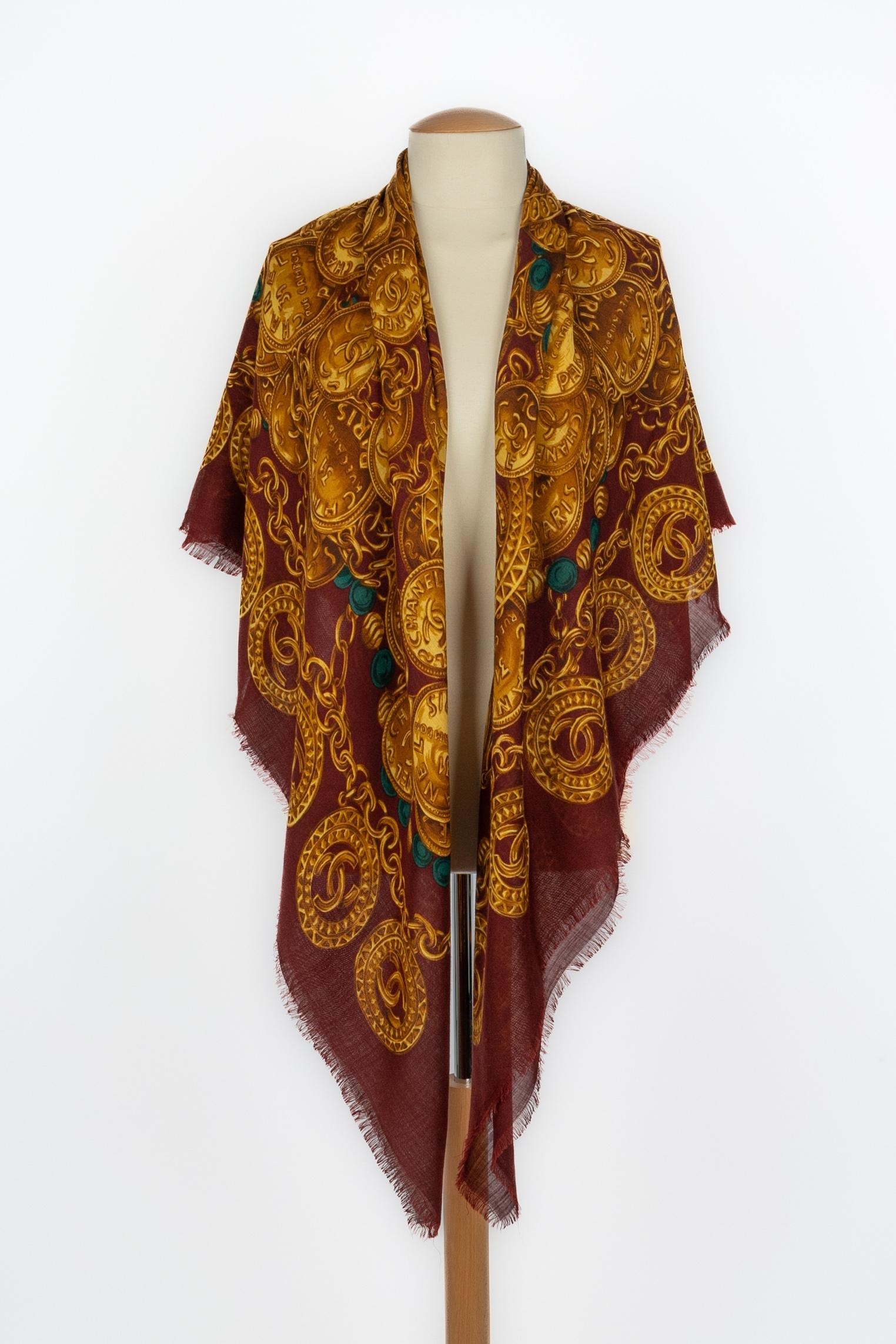 CHANEL - Large brown cashmere and silk cheesecloth foulard printed with jewelry. Piece from the 1980s-1990s. Brand label missing.

Condition:
Very good condition

Dimensions:
140 cm x 140 cm

SKU:FFC41


