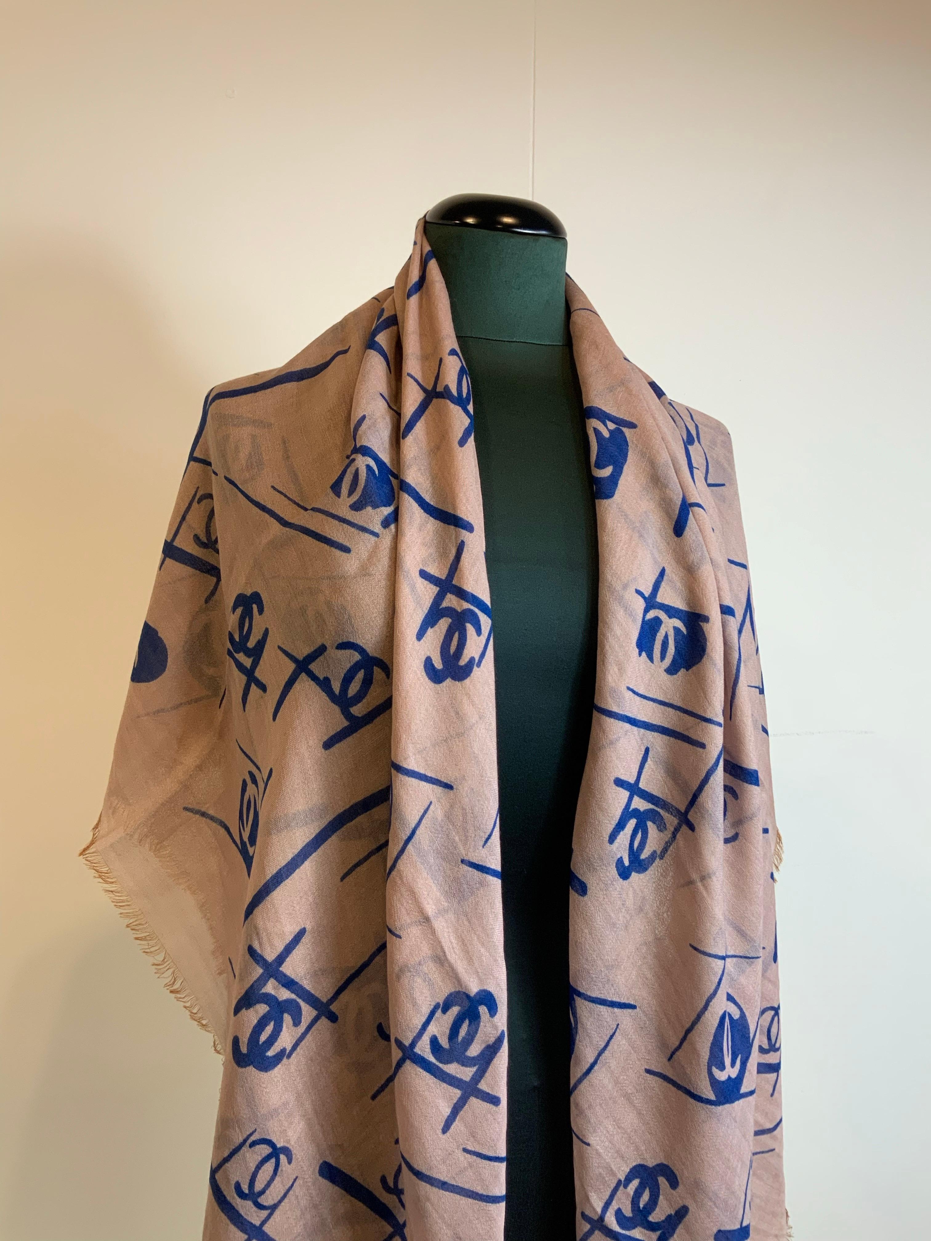 Chanel stole.
In silk and cashmere. Powder pink colour.
Measures 140X143 cm.
Perfect, like new.