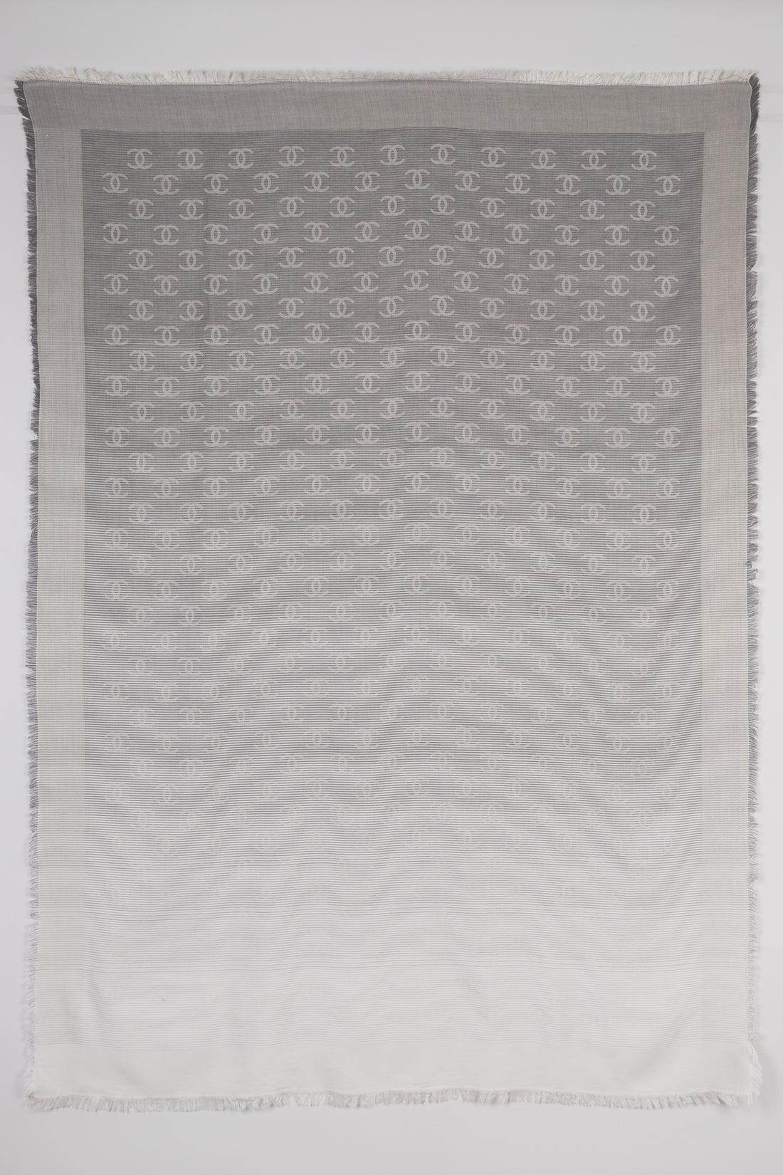 Chanel  - (Made in Italy) Foulard in seta e cotone con una pochette

Informazioni aggiuntive:
Condizioni: Ottime condizioni
Dimensioni: 150 cm x 100 cm

Riferimento del venditore: FFC34