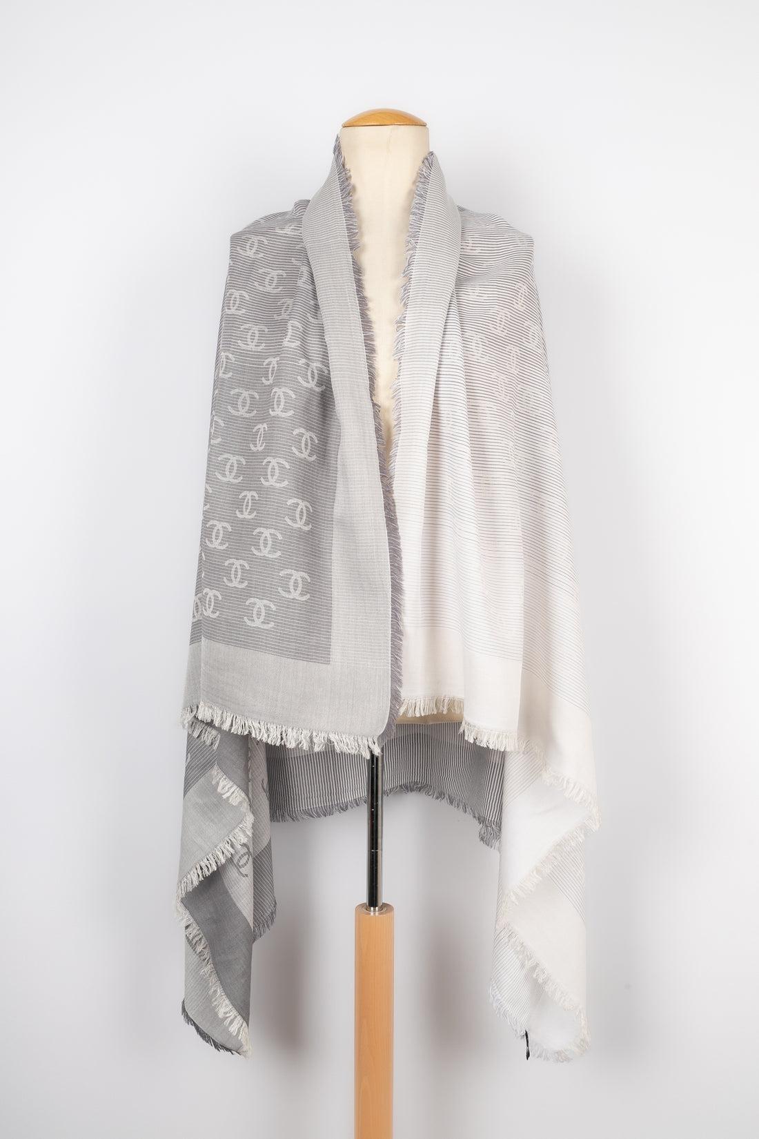 Grigio Foulard in seta e cotone di Chanel con una clutch in vendita