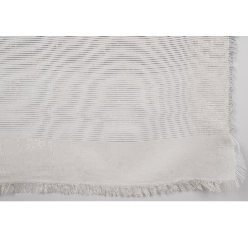 Donna Foulard in seta e cotone di Chanel con una clutch in vendita