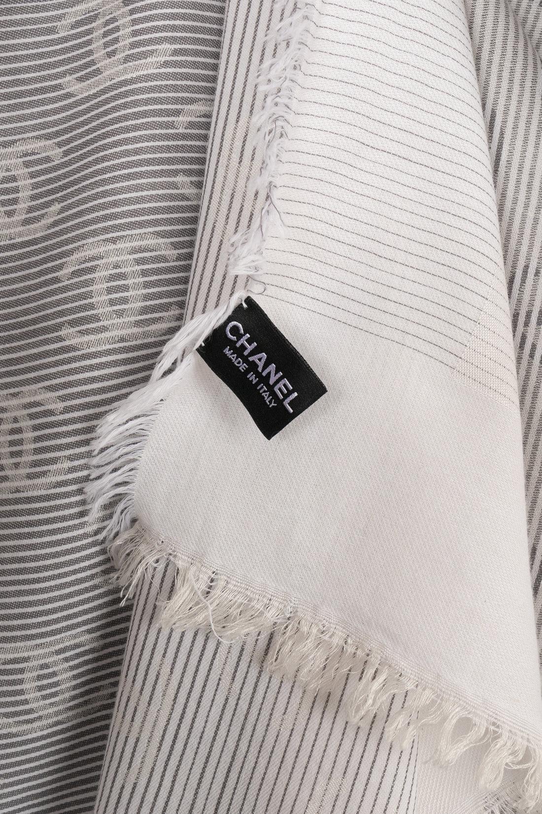 Foulard in seta e cotone di Chanel con una clutch in vendita 1