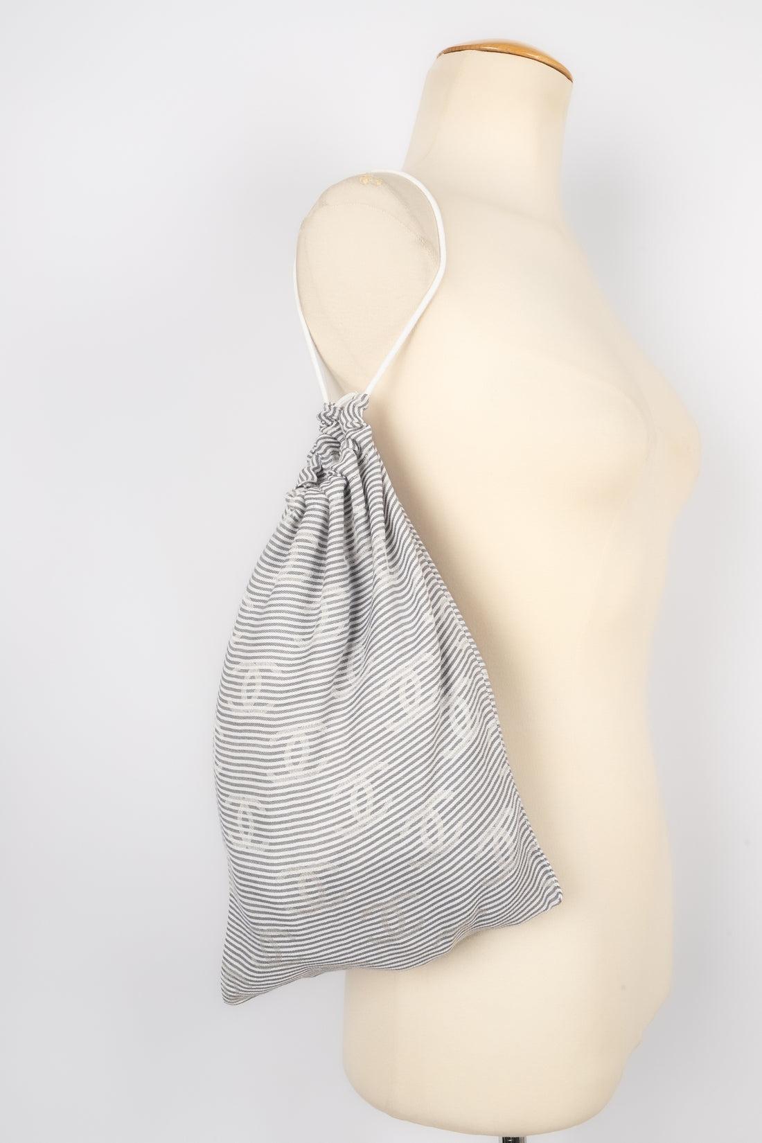 Foulard in seta e cotone di Chanel con una clutch in vendita 2