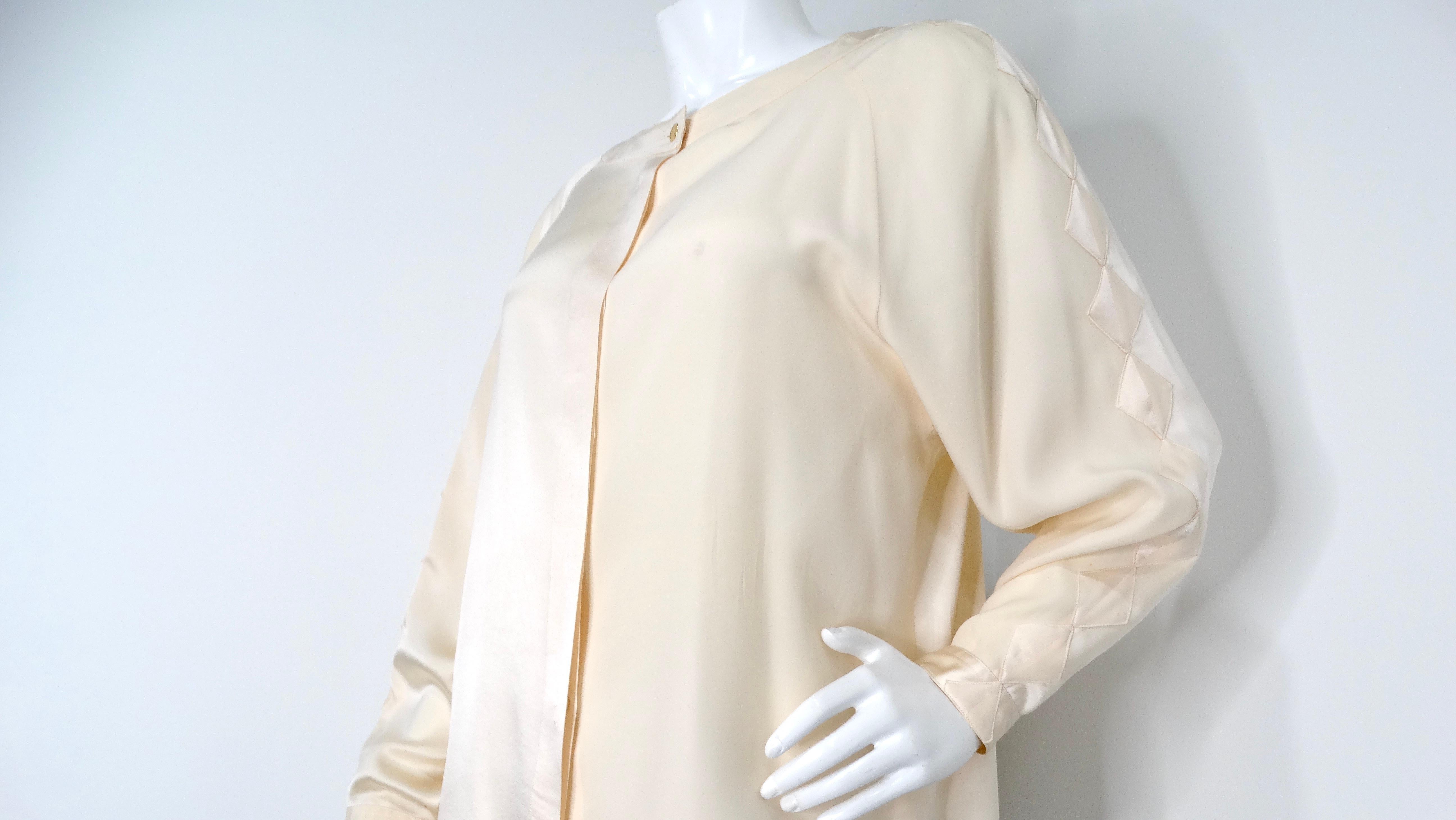 Beige Chanel - Chemisier boutonné en soie rose layette à motifs géométriques circa 1980 en vente