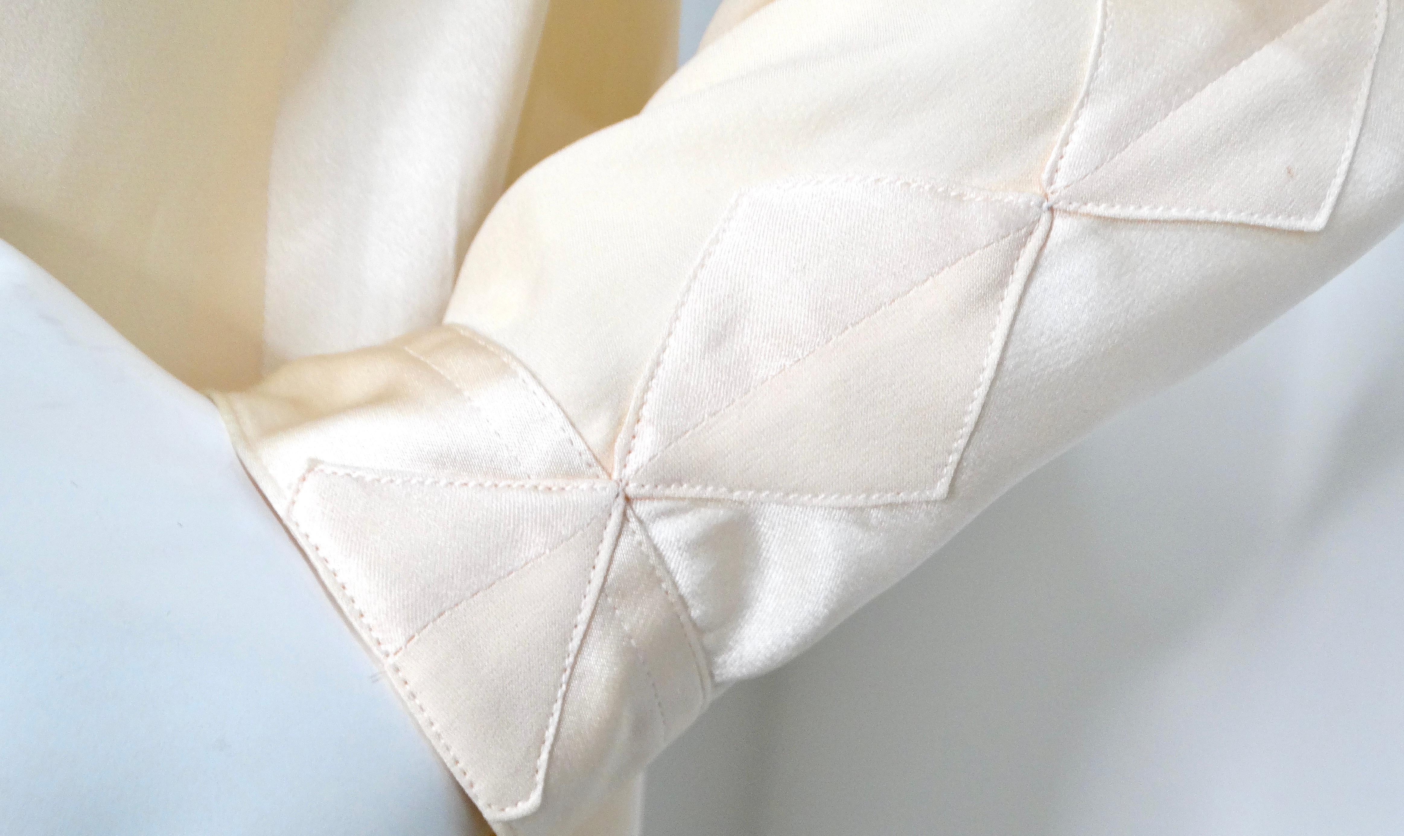 Chanel - Chemisier boutonné en soie rose layette à motifs géométriques circa 1980 en vente 2