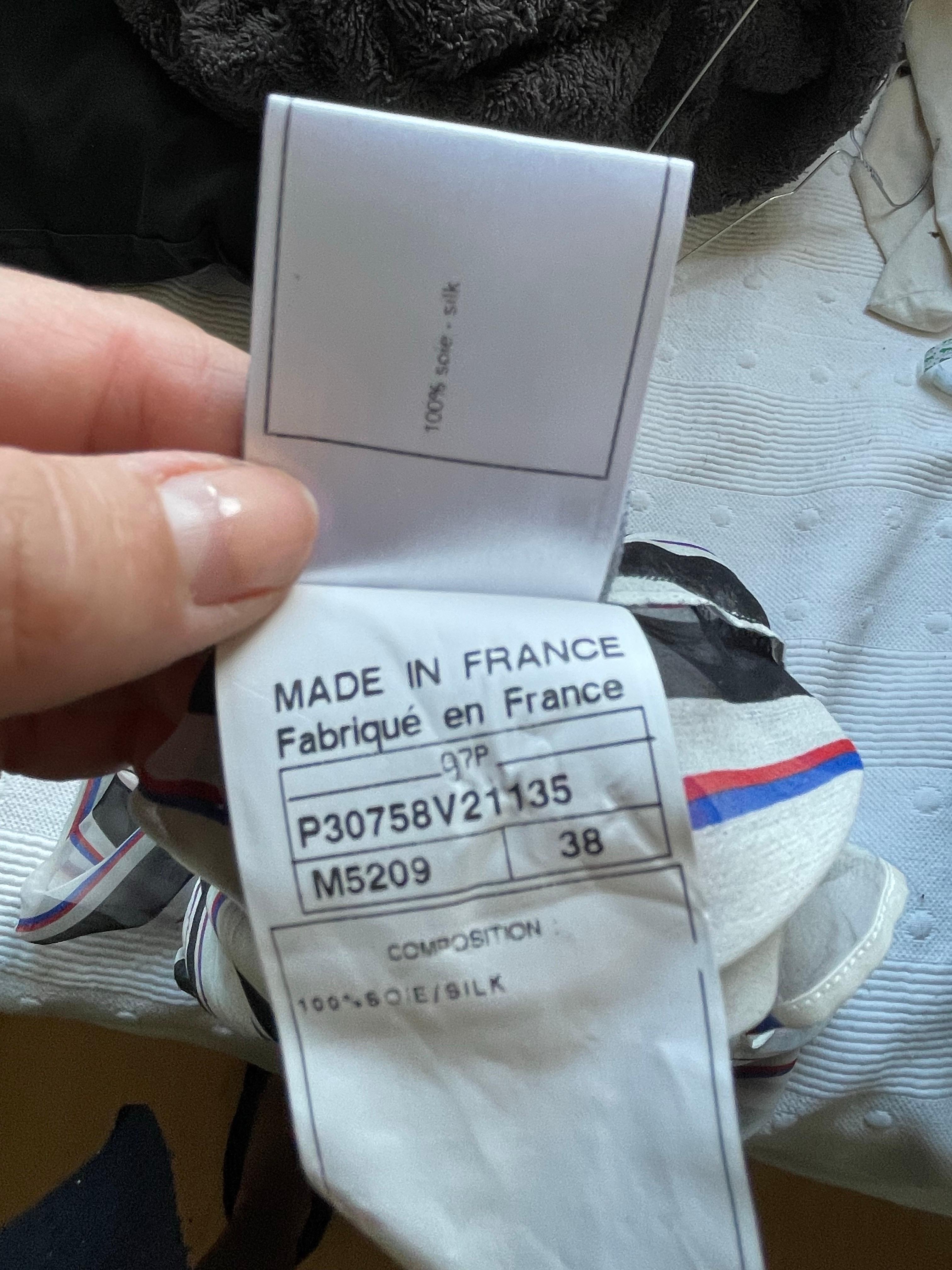 Chanel Blouse en soie à rayures avec motifs de monogrammes en vente 5