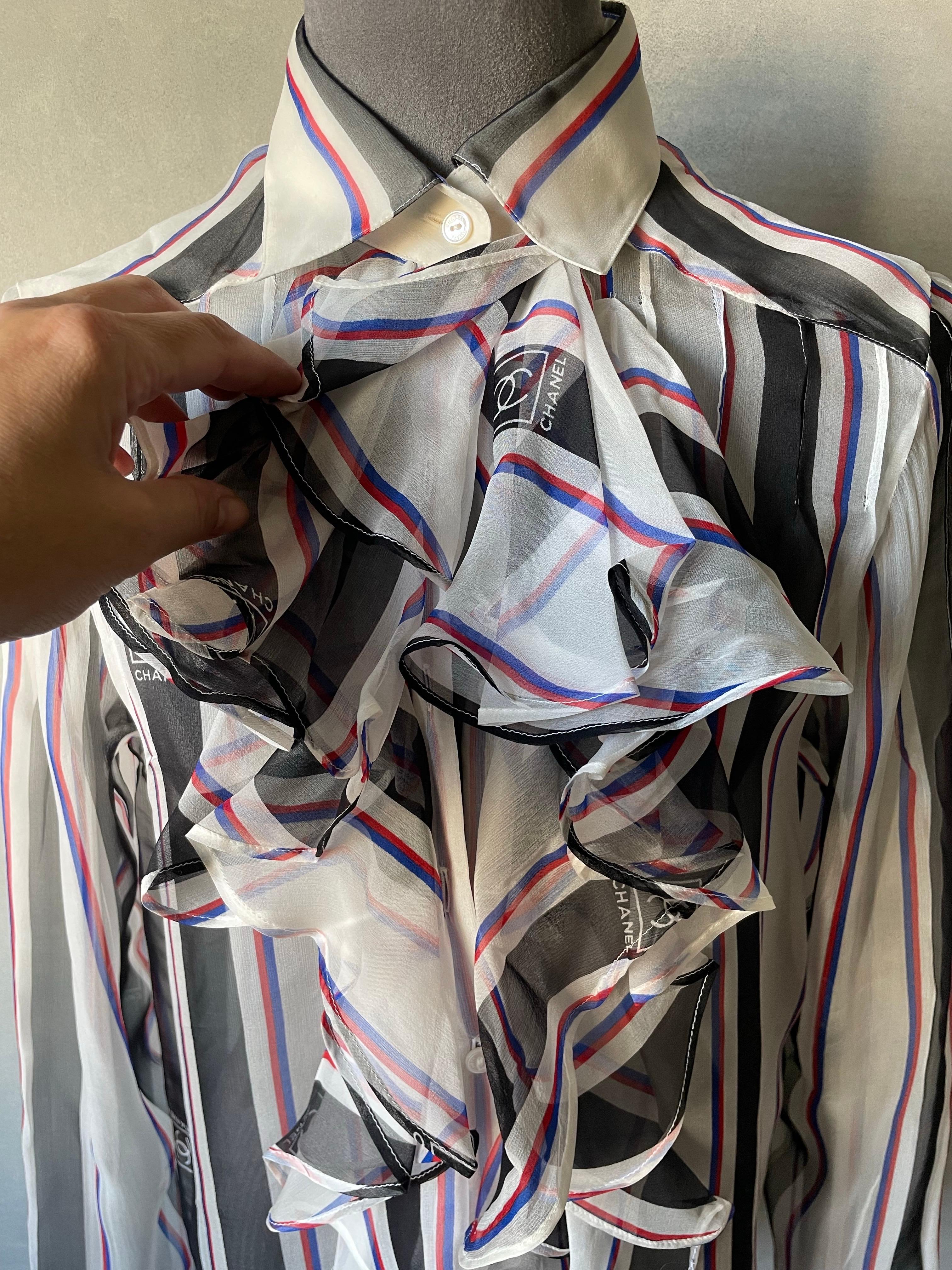 Gris Chanel Blouse en soie à rayures avec motifs de monogrammes en vente