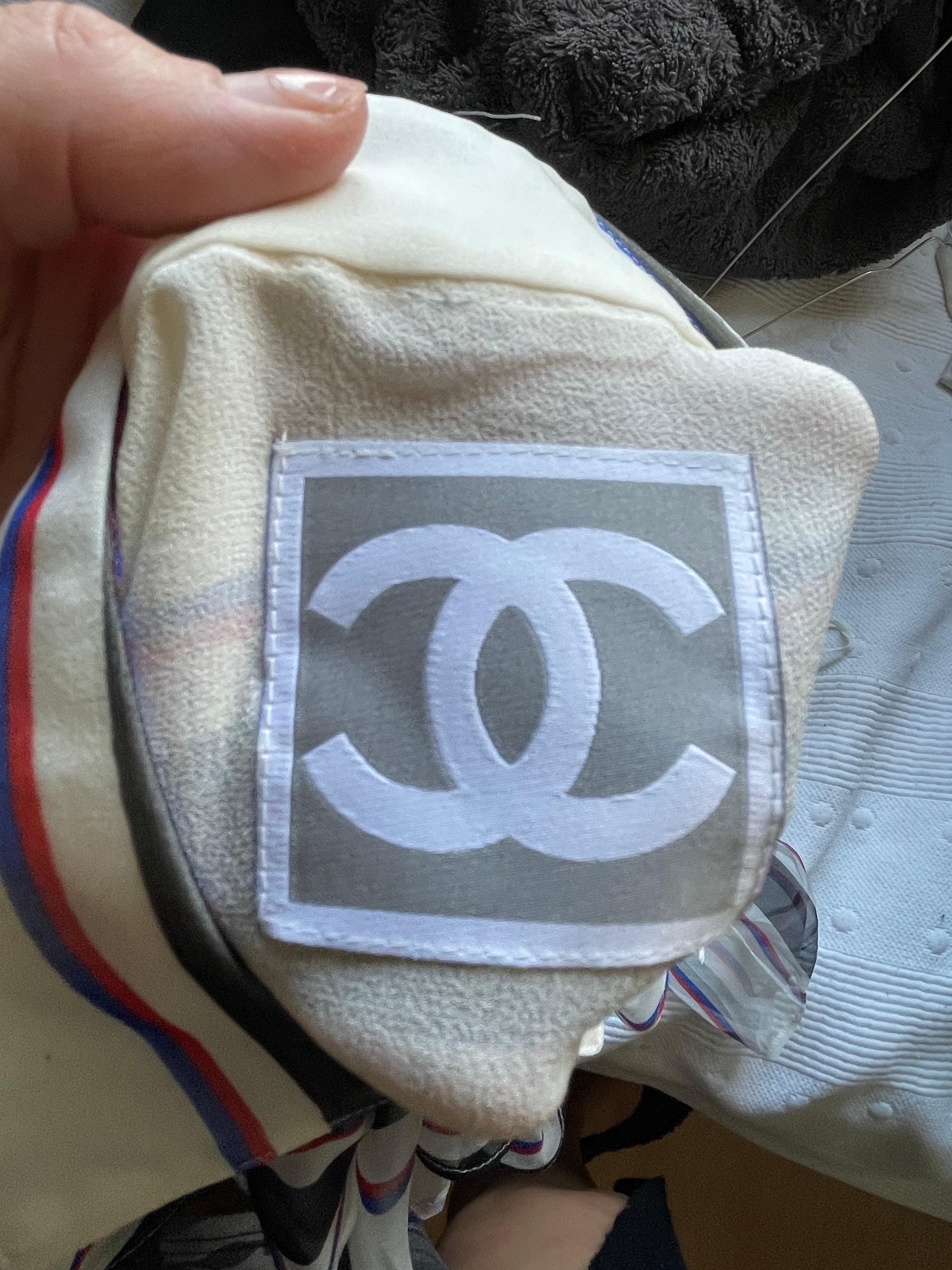 Chanel Blouse en soie à rayures avec motifs de monogrammes en vente 1