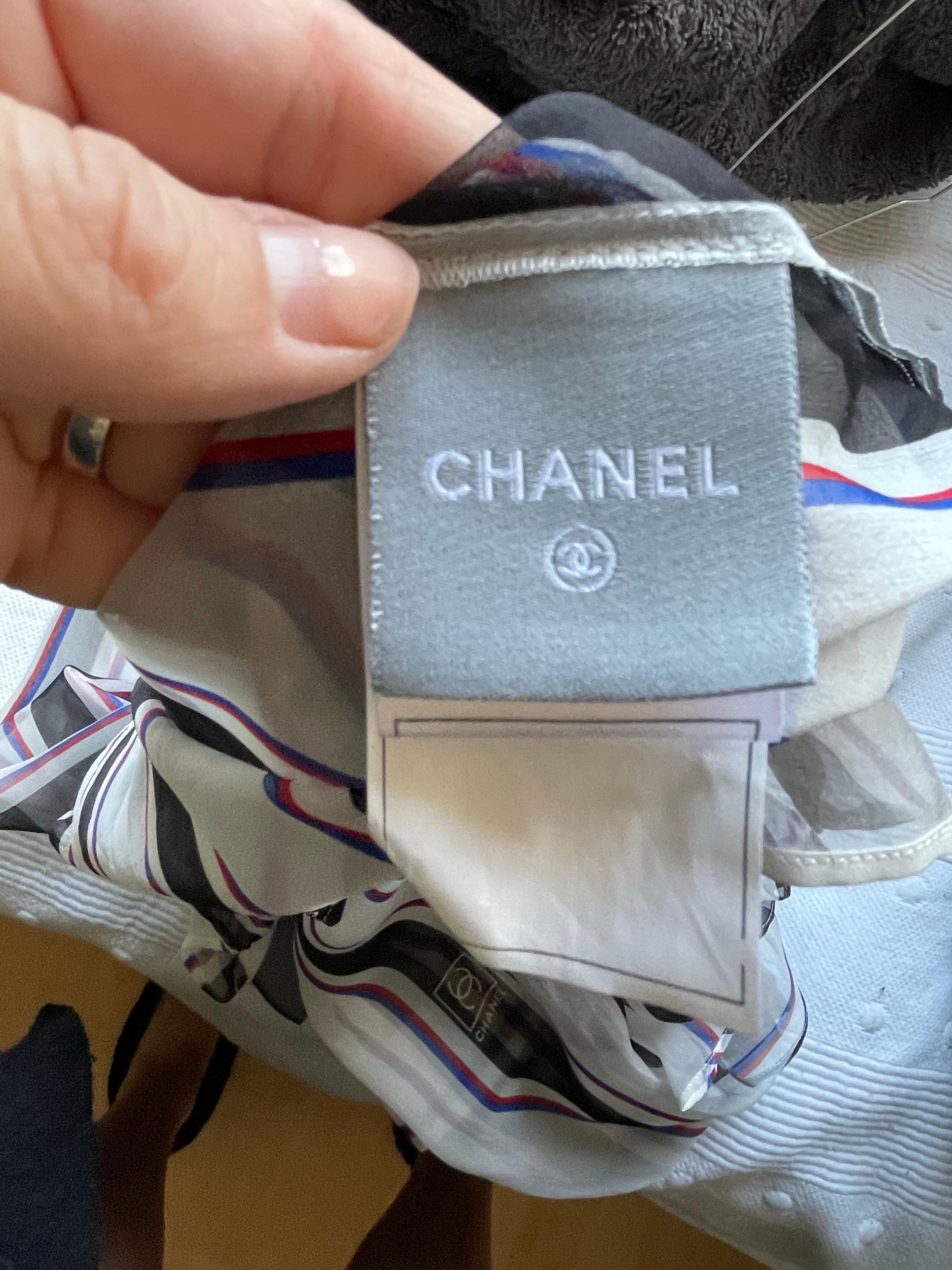Chanel Blouse en soie à rayures avec motifs de monogrammes en vente 2