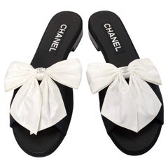 Chanel Sandali in pelle con fiocco di seta e cristalli a incastro CC