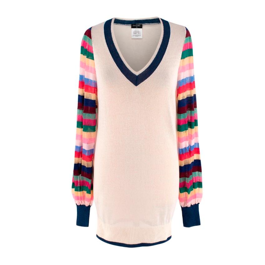  Chanel Silk&Cashmere Ivory & Multicolour Long Sleeve V-Neck Sweater

- Deep V-neckline
- Multicolour sheer sleeves finished with a ribbed cuff
- Ivory & navy ribbed hem
- Not lined

Materials:
70% Silk
15% Nylon
15% Cashmere

Made in Italy
Dry