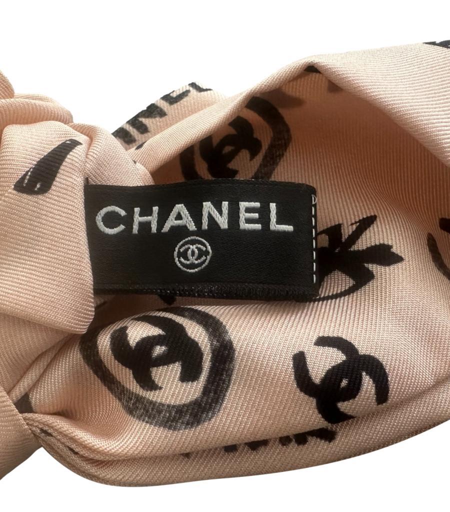 Accessoire pour cheveux Chanel avec nœud en soie portant le logo CC en vente 1